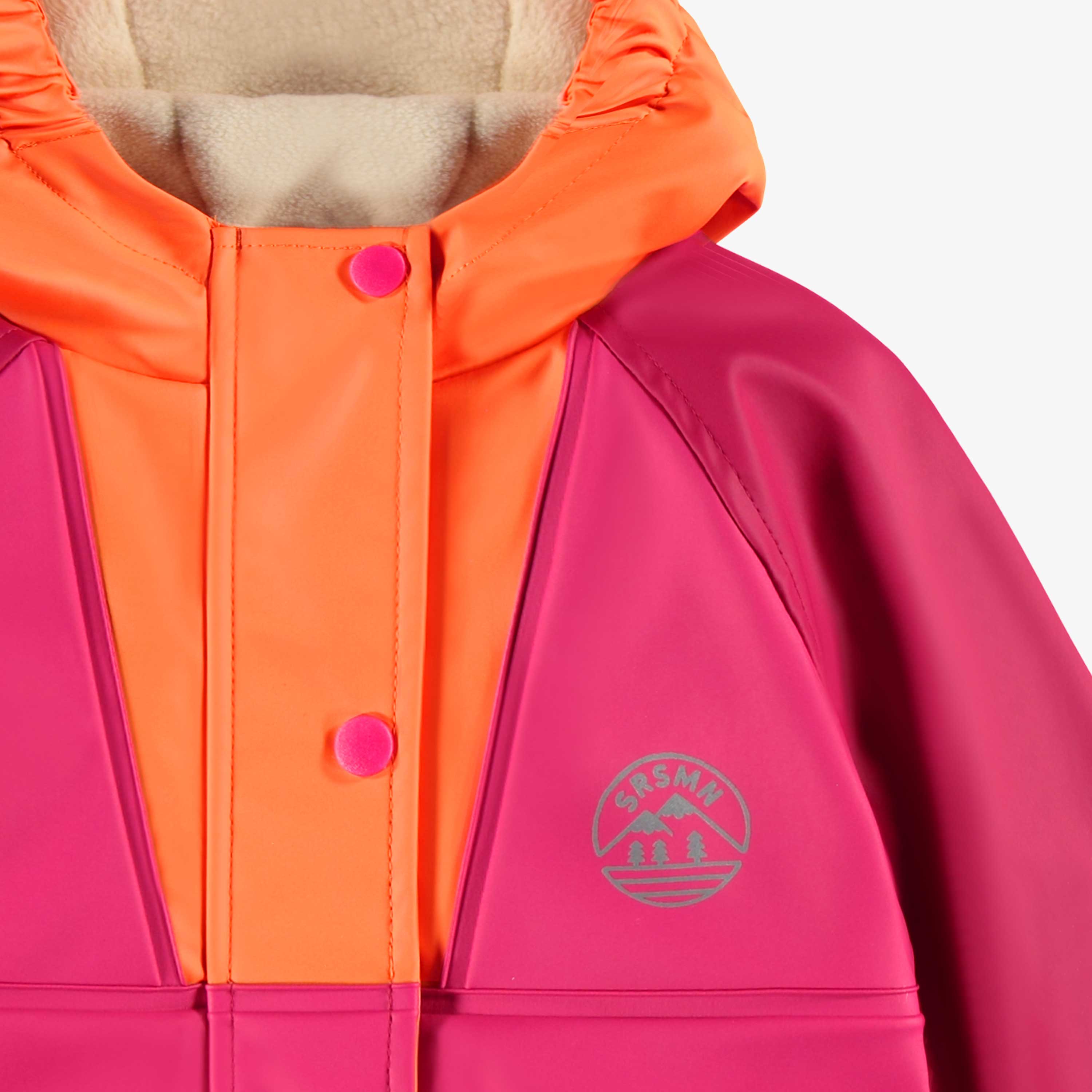 Zoom détails du manteau imperméable rose et orange, bébé