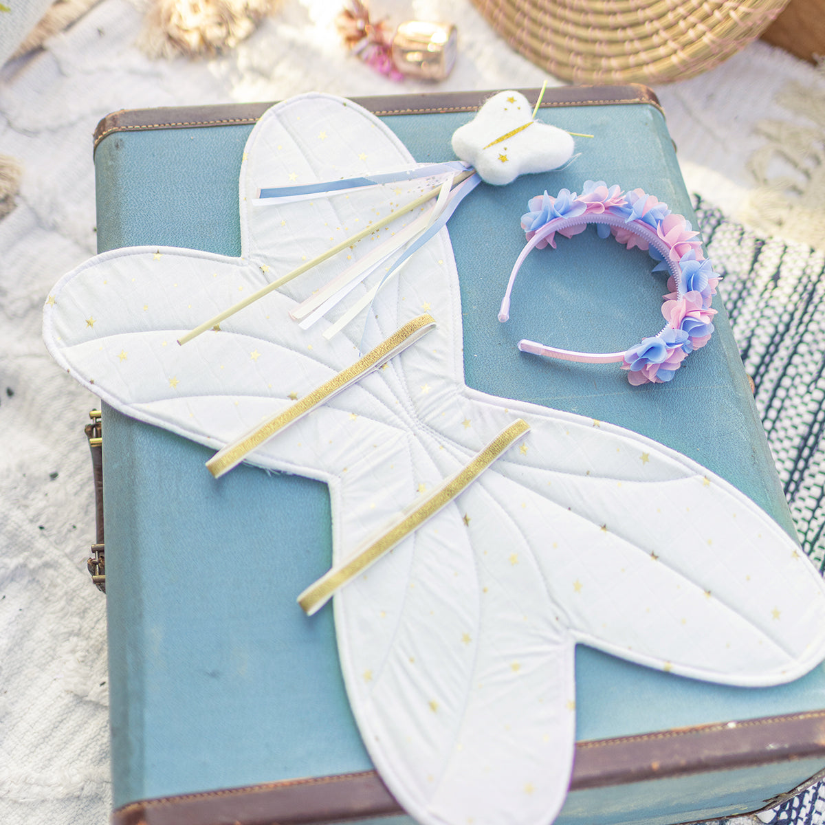 Ailes de fée blanches pour enfant avec motifs étoilés dorés, baguette magique et serre-tête fleuri rose et bleu, accessoires de déguisement féerique.