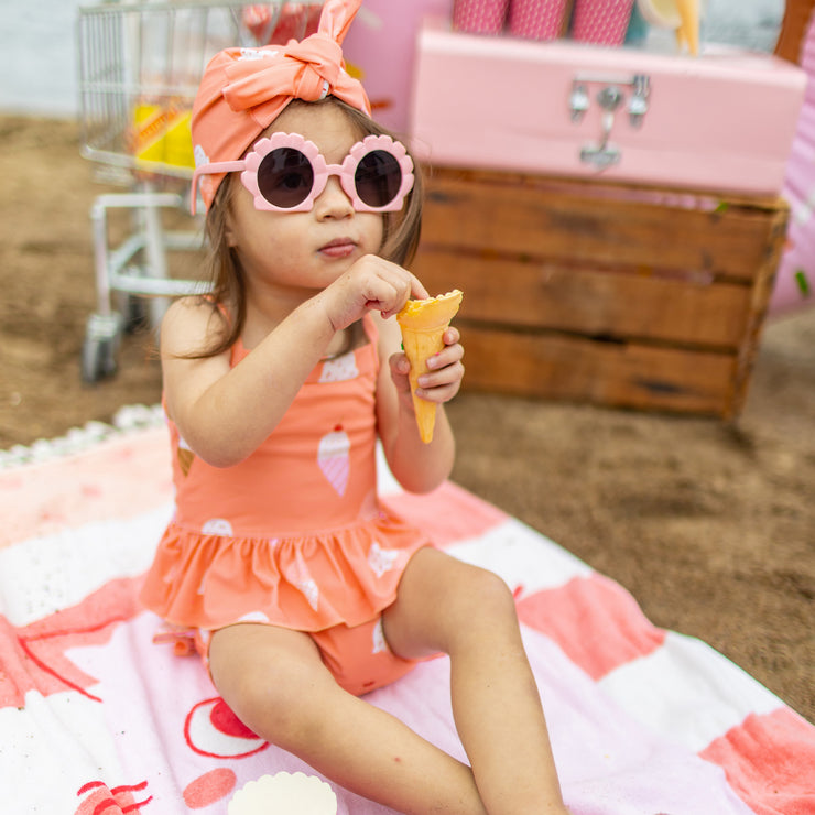 Maillot de bain deux-pièces pêche à motif de cornets de crèmes glacées, bébé || Peach two pieces swimsuit with ice cream cone print, baby