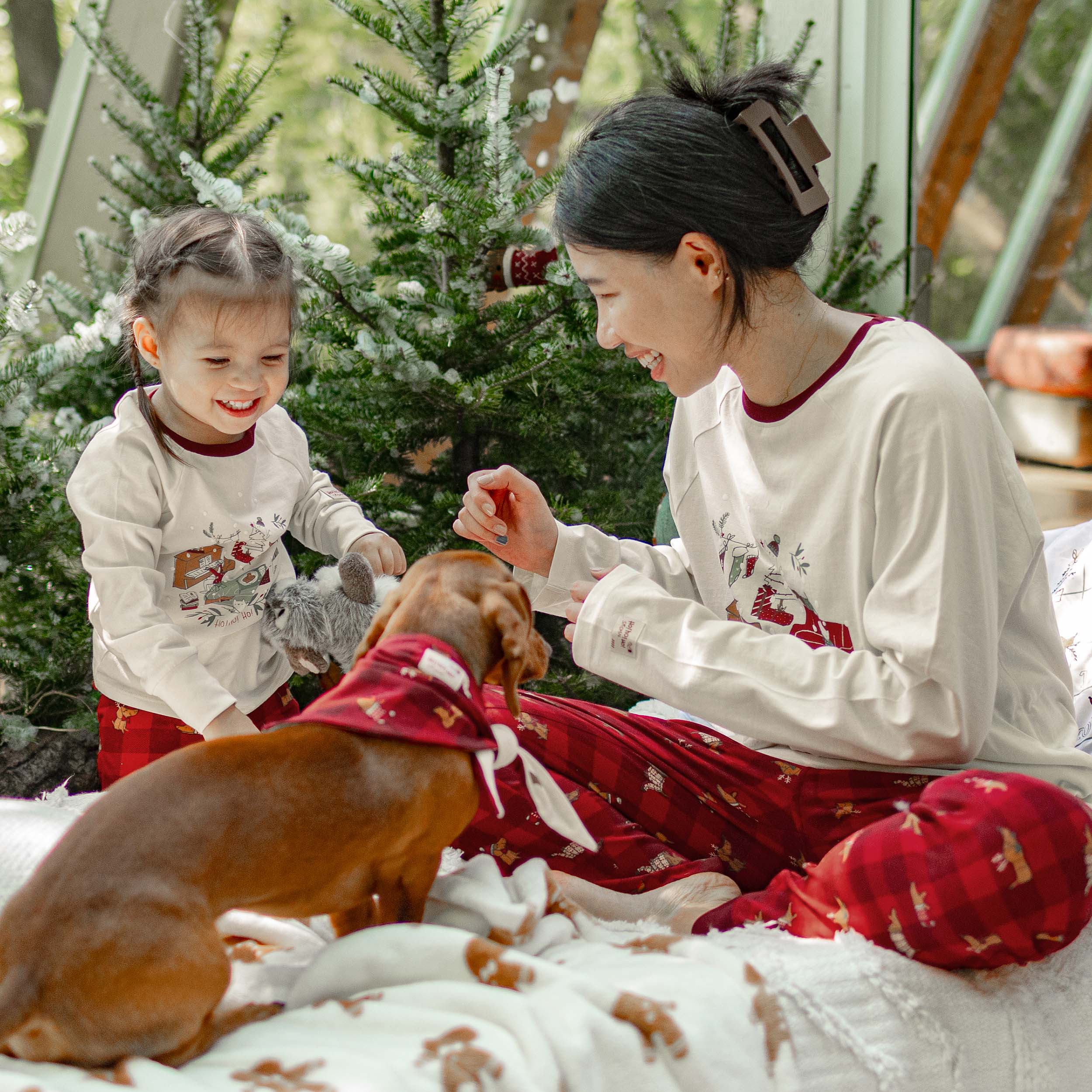 Pyjama des fêtes crème et rouge deux pièces à motif en coton, bébé