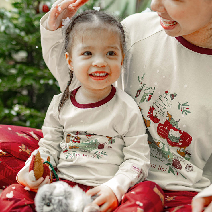 Pyjama des fêtes crème et rouge deux pièces à motif en coton, bébé || Cream and red patterned two-piece holiday pajama in cotton, baby