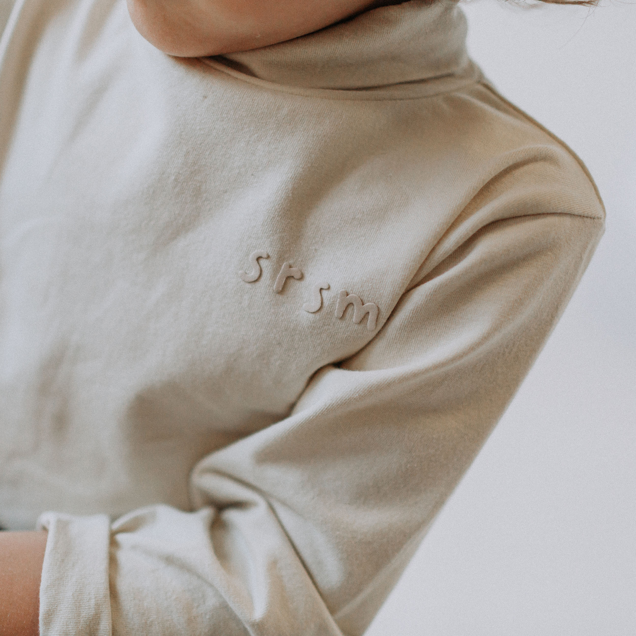 T-shirt crème à manches longues avec col roulé, bébé