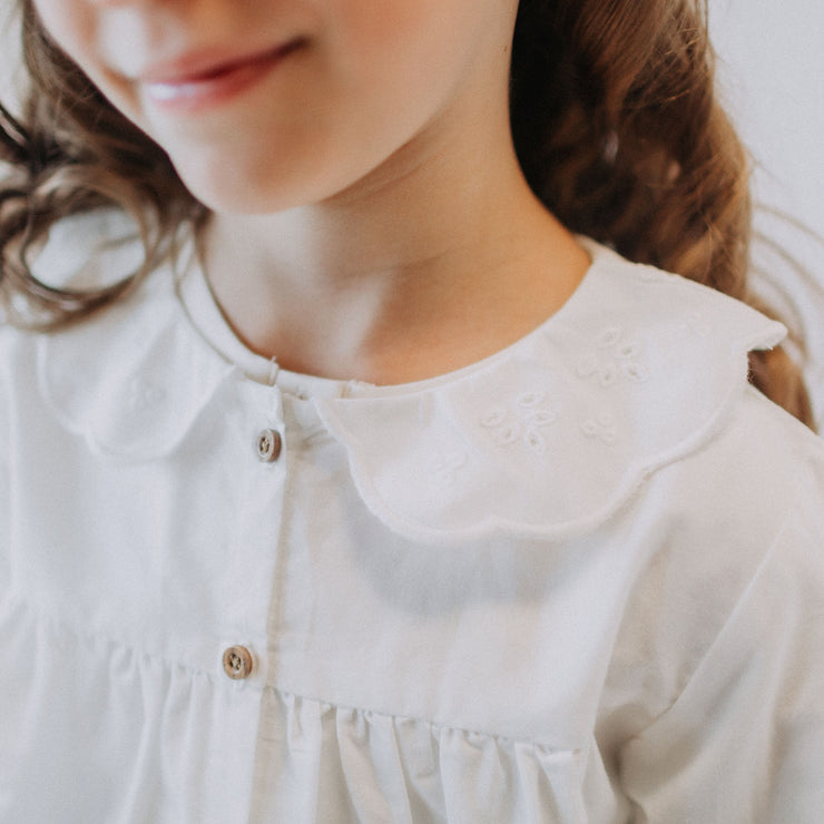 Chemise tunique blanche à manches longues en popeline douce avec broderies, enfant || White tunic shirt with long sleeves in soft popeline with embroidery, child