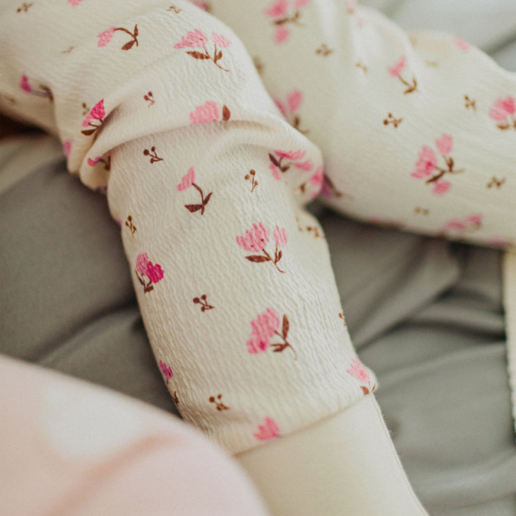 Pyjama crème avec un motif fleuri rose en jersey crêpé, enfant || Cream pajama with pink flowers print in crinkle jersey, child