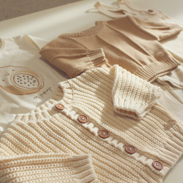 Veste de maille crème en imitation cachemire, naissance || Cream knitted vest with a cashmere imitation, newborn