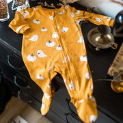 Pyjama une-pièce orange dans la thématique de l’Halloween en polyester, bébé || One-piece orange pajama in the theme of Halloween in polyester, baby