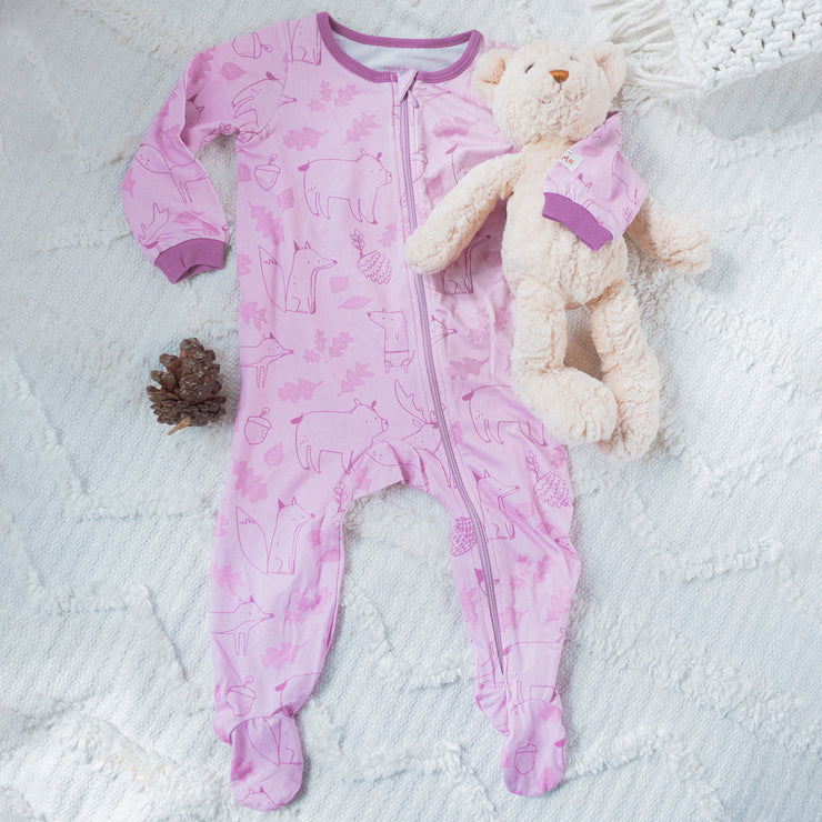 Pyjama mauve une-pièce à motif ton sur ton en polyester, bébé || Purple one-piece pajama with tone-on-tone print in polyester, baby