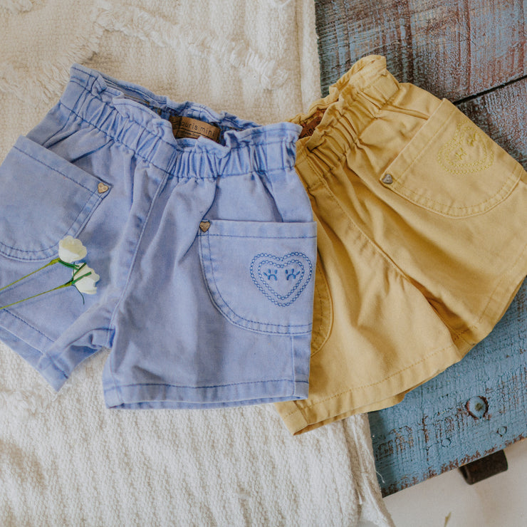 Short en denim coloré bleu pâle, bébé || Pale blue colored denim shorts, baby