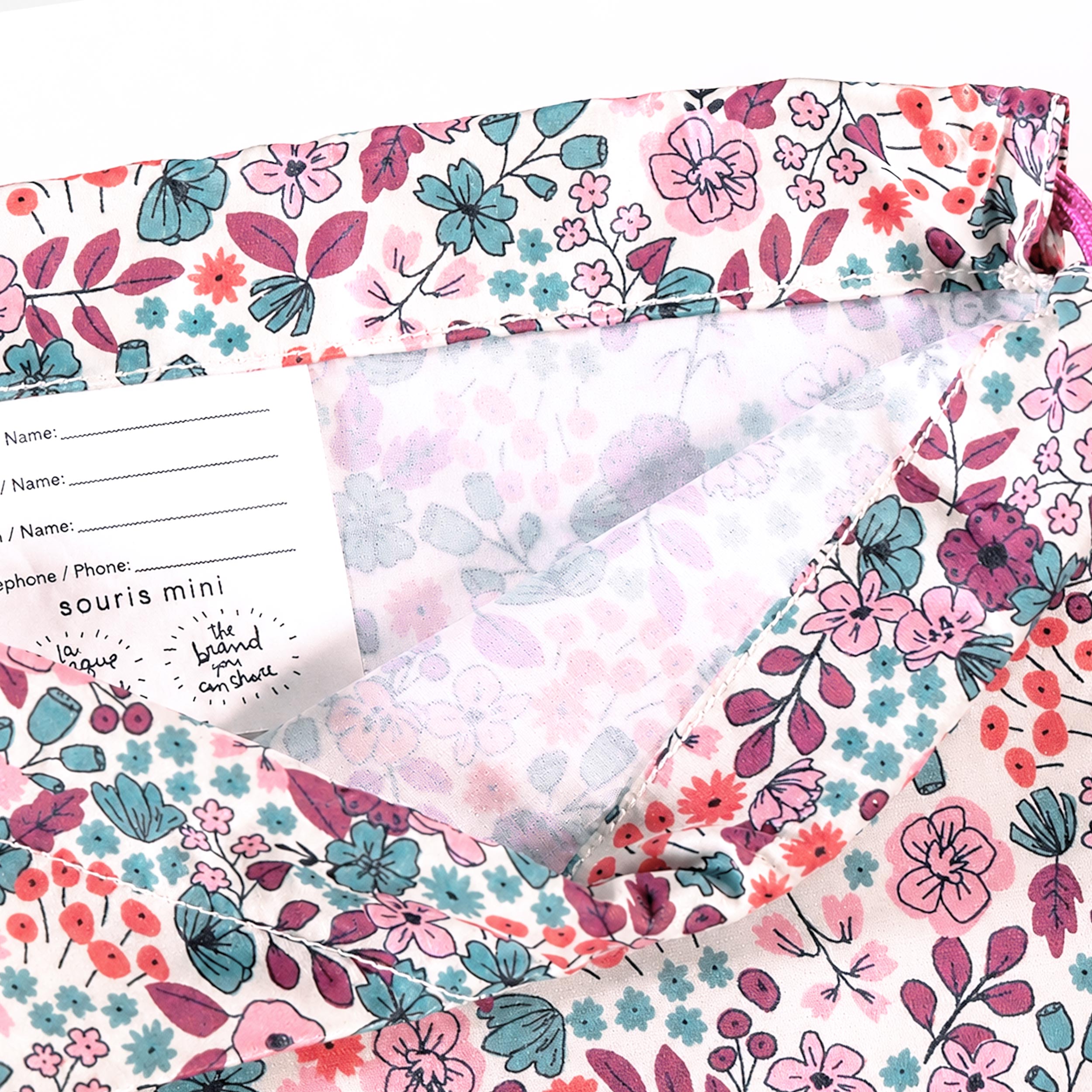 Détail intérieur d’un sac à cordon enfant avec imprimé floral rose
