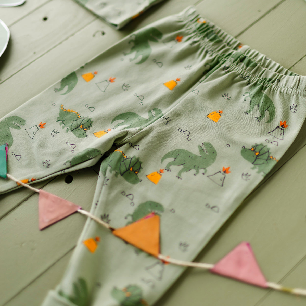 Détail du pantalon de pyjama vert à motifs de dinosaures pour garçon Souris Mini, en coton doux.