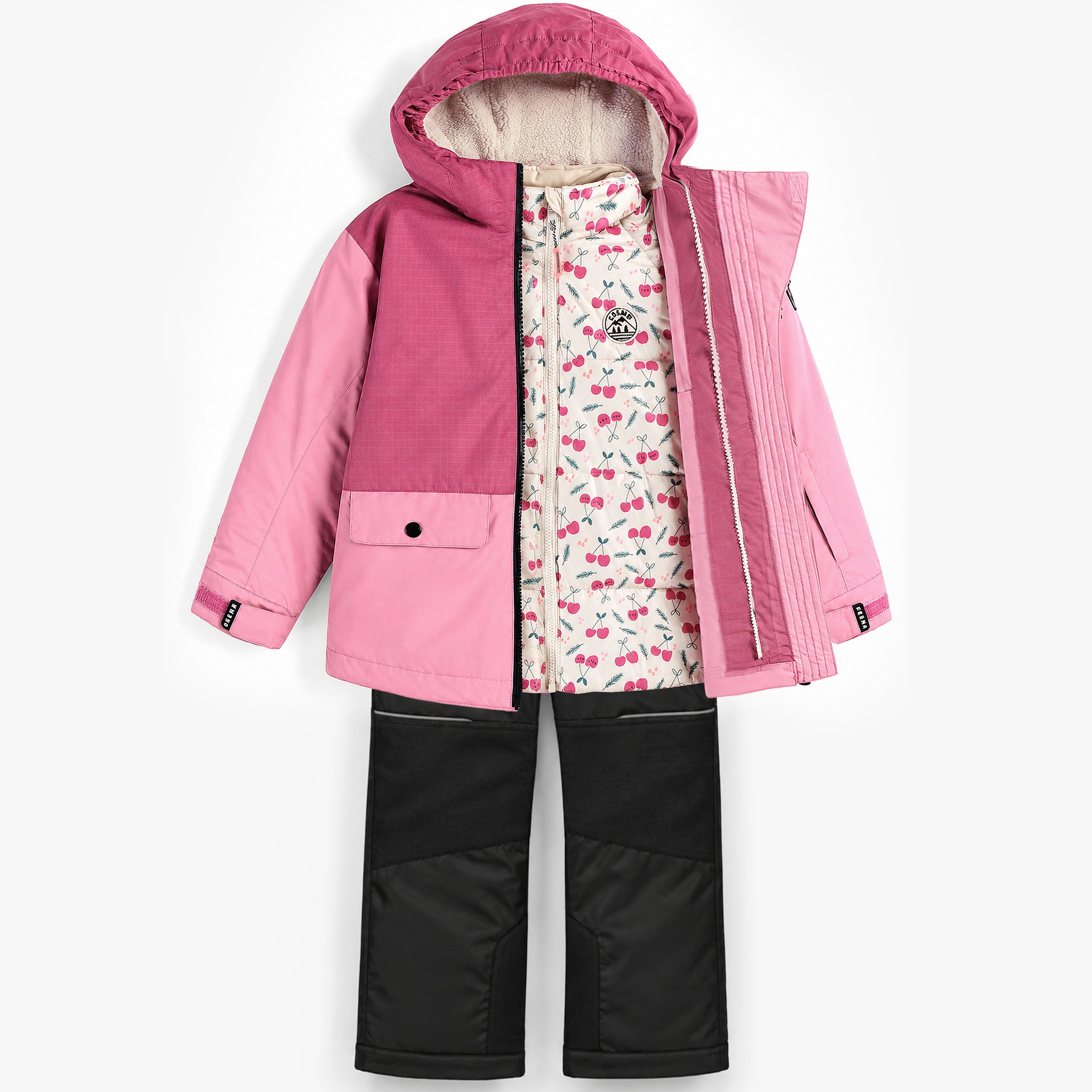 Ensemble d’hiver 3-en-1 pour fille avec manteau de neige rose ouvert, veste matelassée amovible à motif cerises et pantalon noir isolé.