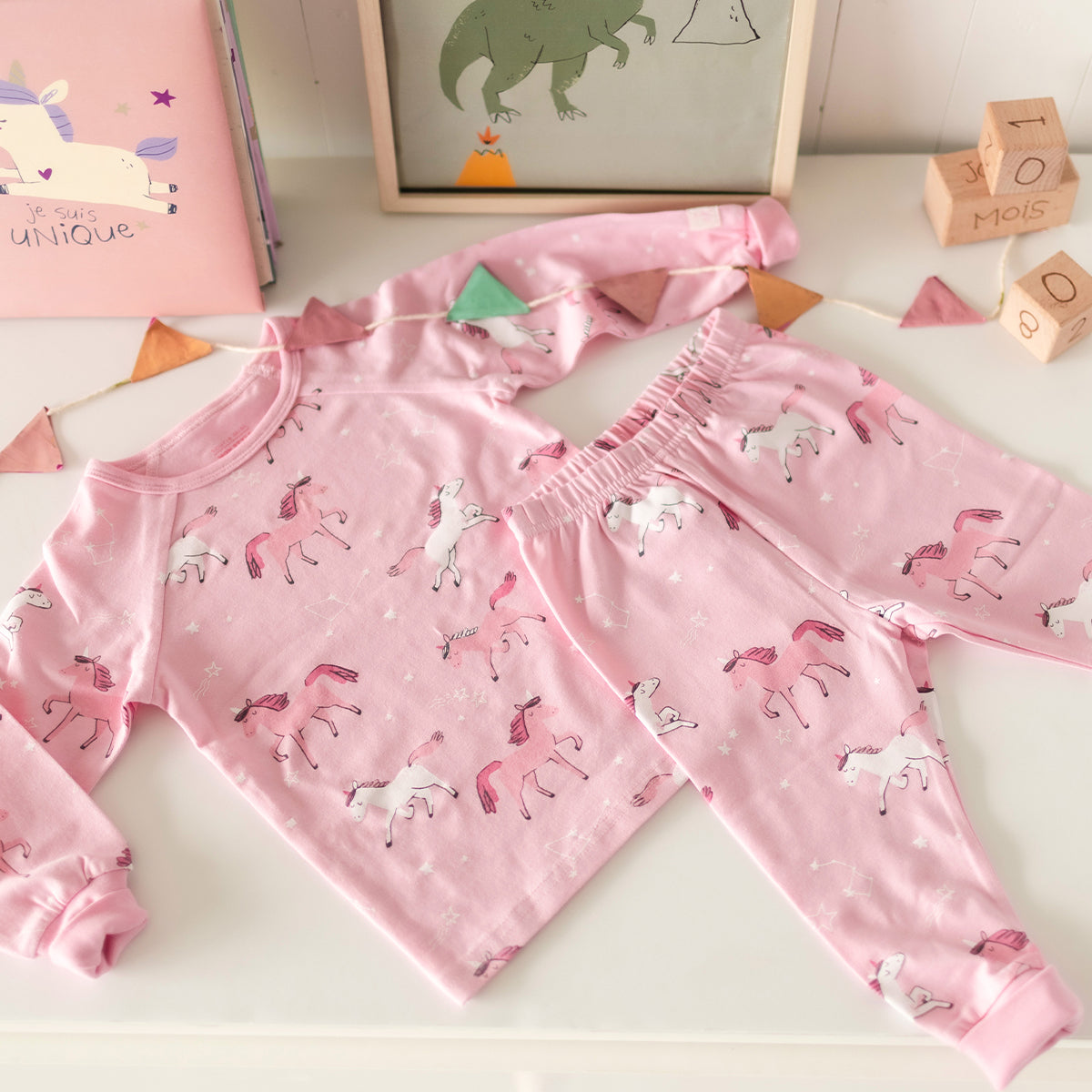 Ensemble pyjama rose à motifs de licornes pour fille Souris Mini, composé d’un haut à manches longues et d’un pantalon en coton doux.