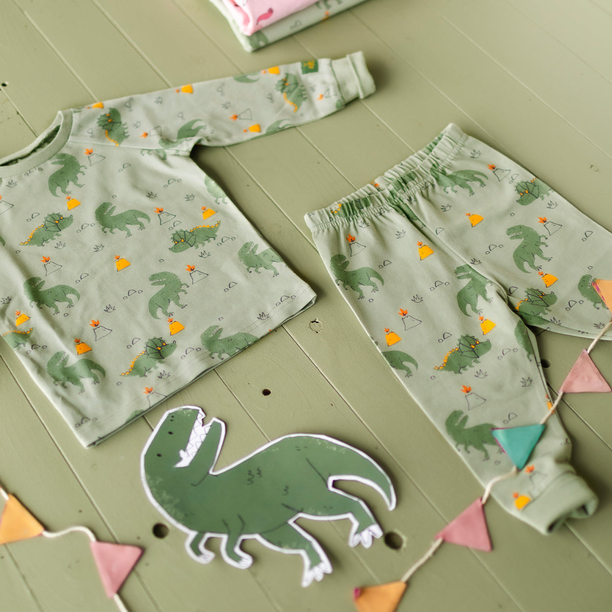 Ensemble pyjama vert à motifs de dinosaures pour garçon Souris Mini, composé d’un haut à manches longues et d’un pantalon en coton doux.