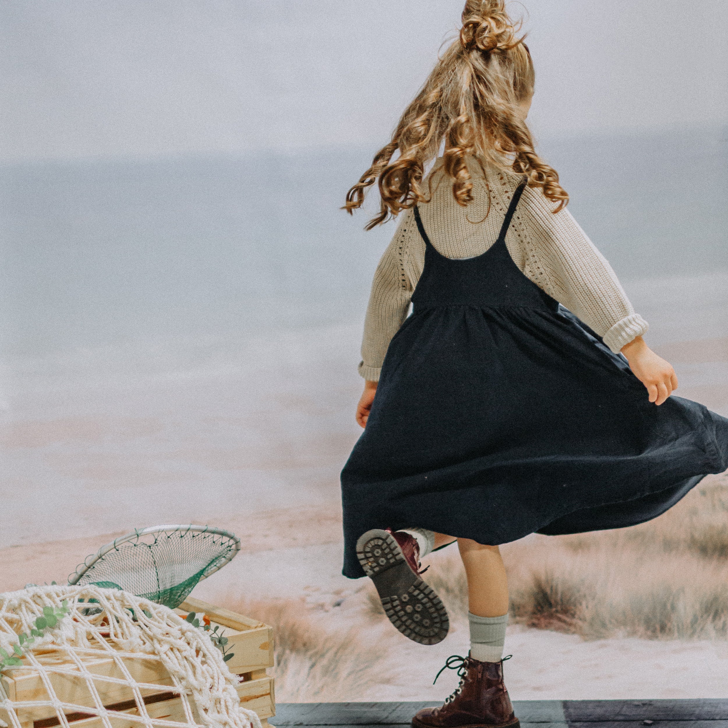 Photo d'un enfant portant la robe longue marine uni à bretelles minces en velours côtelé, enfant