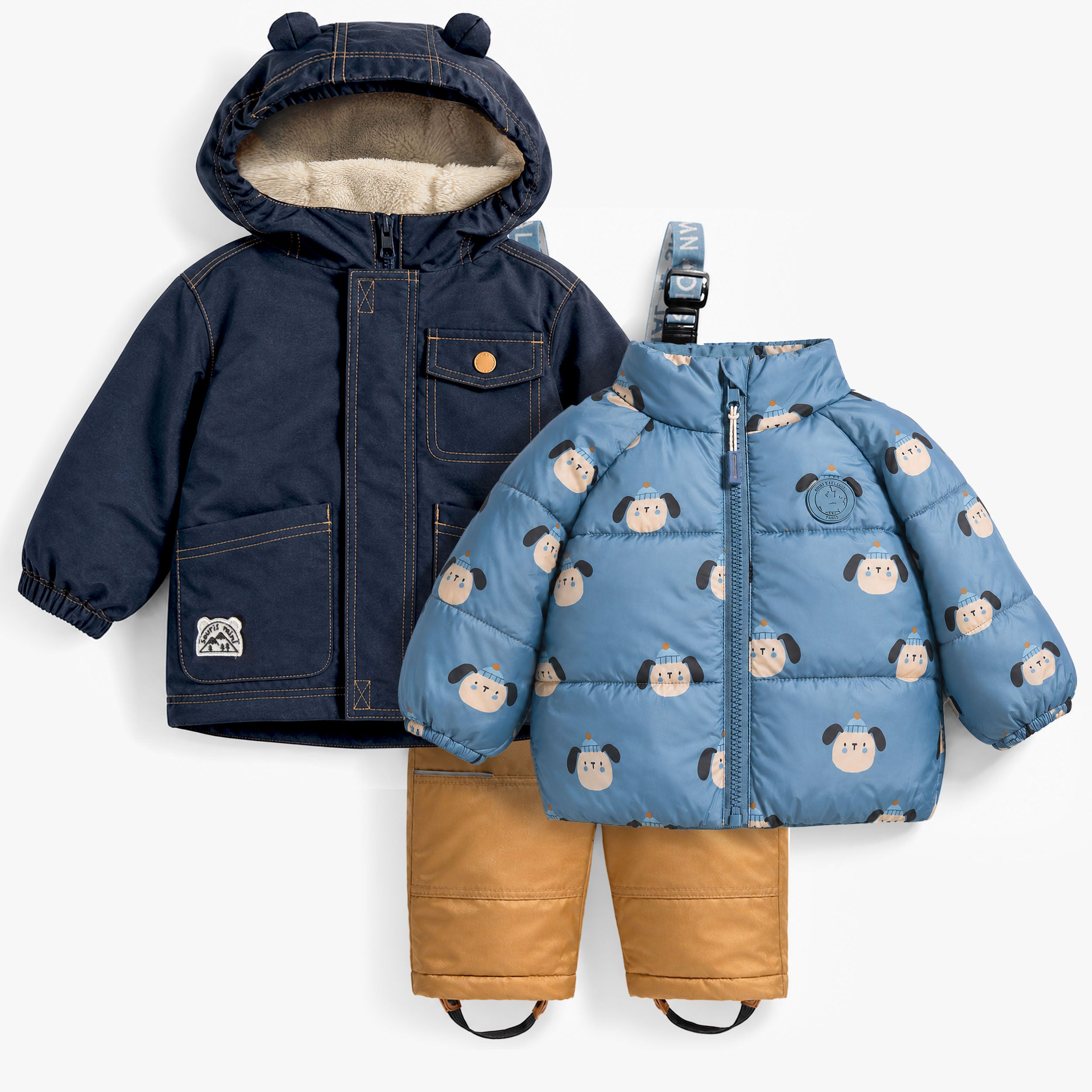 Ensemble de neige trois pièces pour enfant avec manteau bleu marine doublé sherpa, pantalon isolé camel et doudoune amovible bleue imprimée, vue avant. - Souris Mini