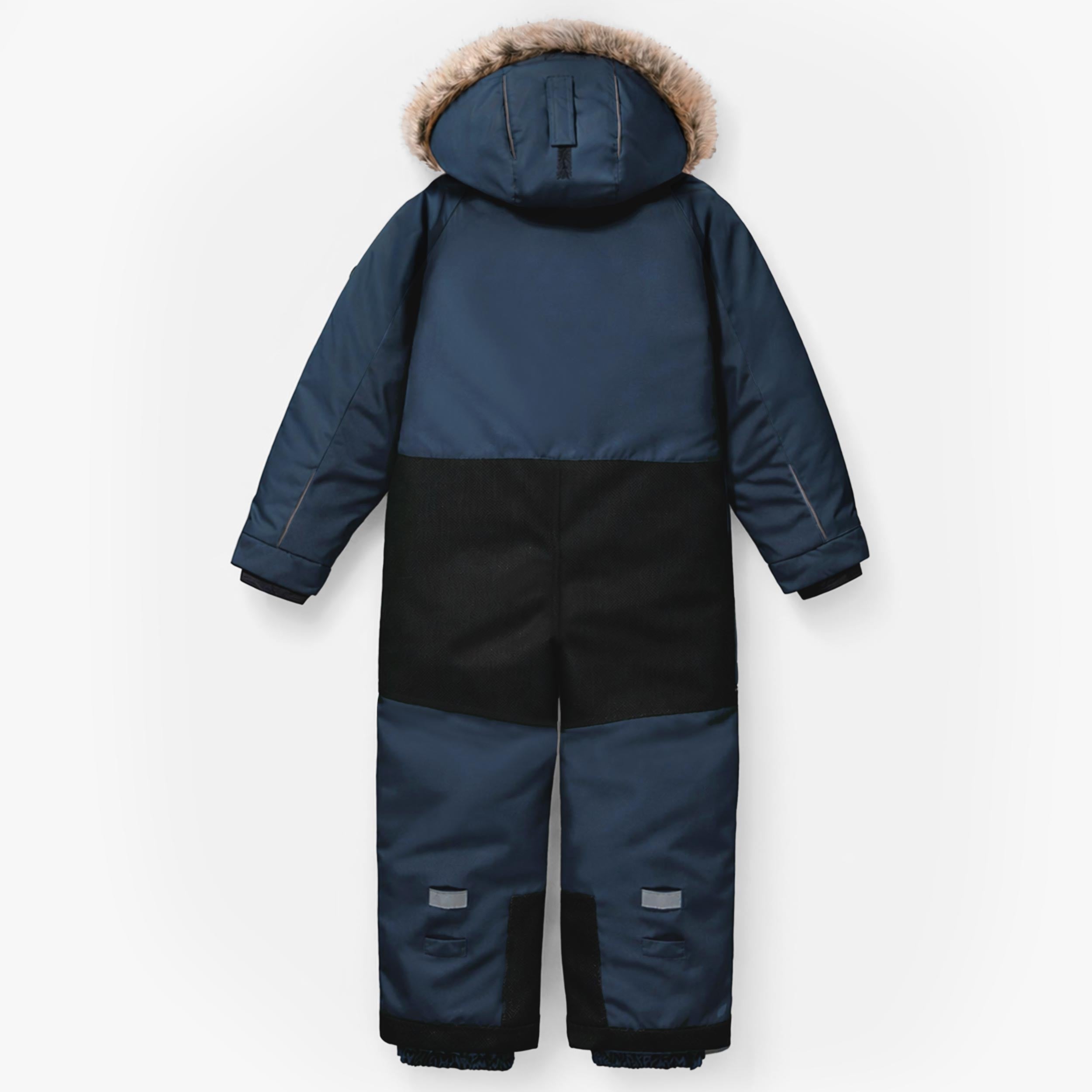 Vue arrière d’une combinaison de neige pour enfant bleu marine avec capuchon garni de fausse fourrure, renforts résistants et détails réfléchissants.