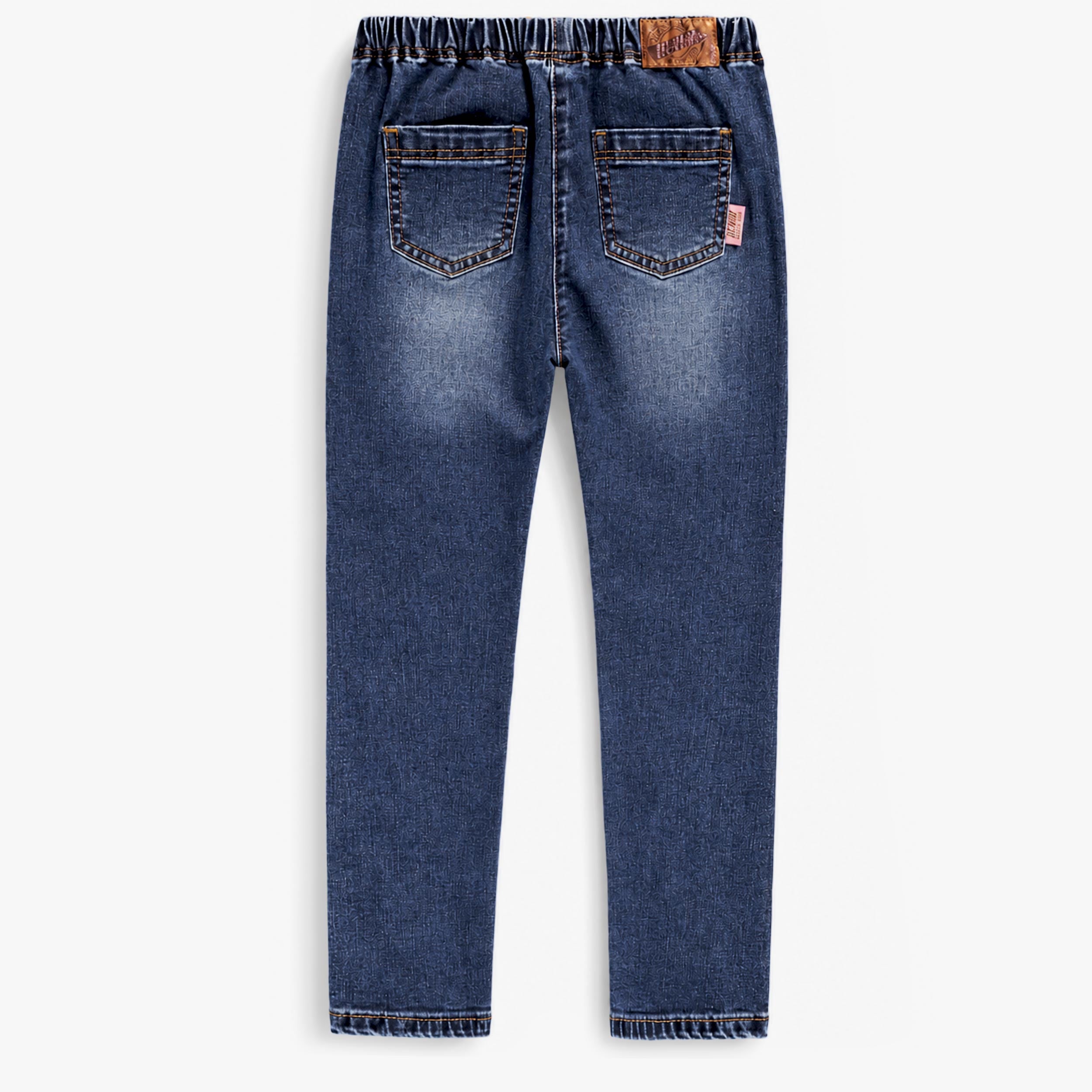 Vue arrière d’un jean enfant fille en denim bleu foncé avec taille élastiquée et deux poches plaquées au dos.