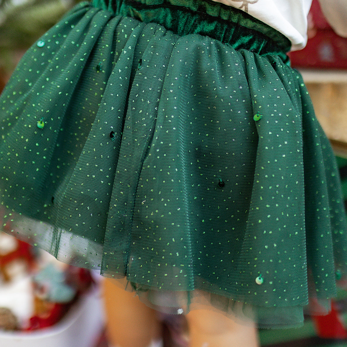 Gros plan sur une jupe verte en tulle pailleté pour fille, parfaite pour les tenues festives de Noël, collection Souris Mini.