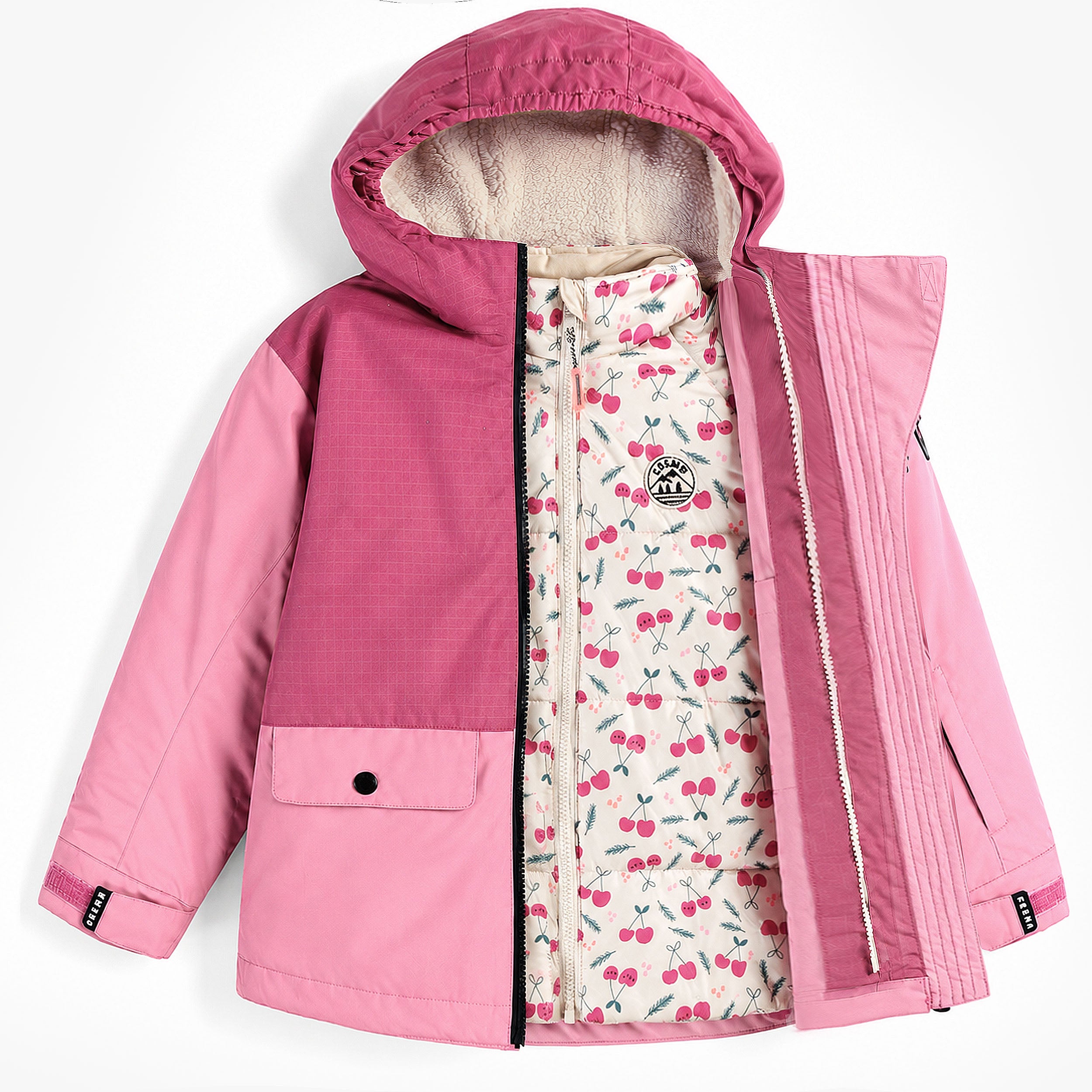 Manteau d’hiver rose pour enfant entrouvert, révélant une veste intérieure amovible à imprimé cerises et une doublure douce dans la capuche.