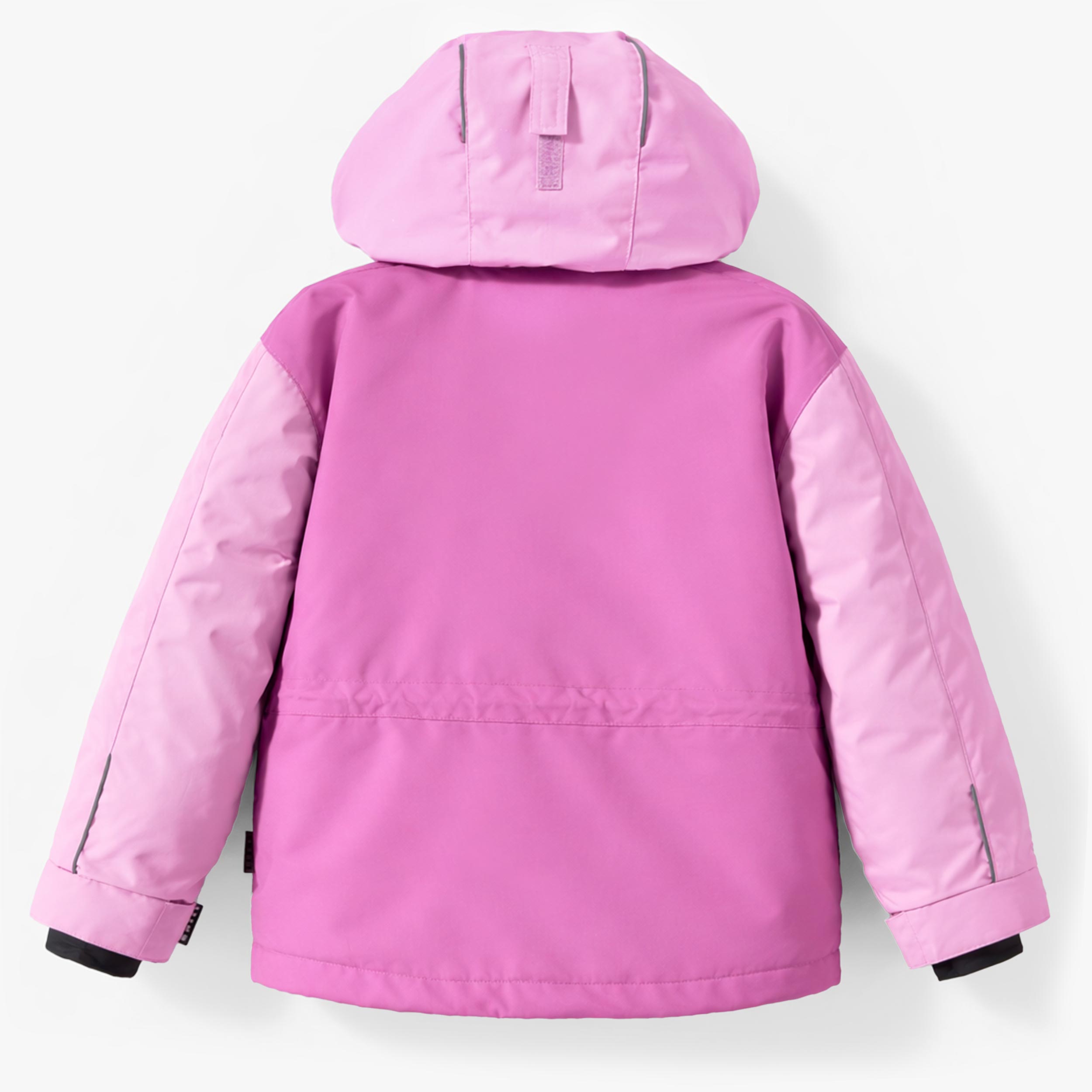 Vue arrière d’un manteau d’hiver rose pour enfant avec capuche protectrice, poignets ajustables et détails réfléchissants, conçu pour offrir chaleur et protection contre les intempéries.