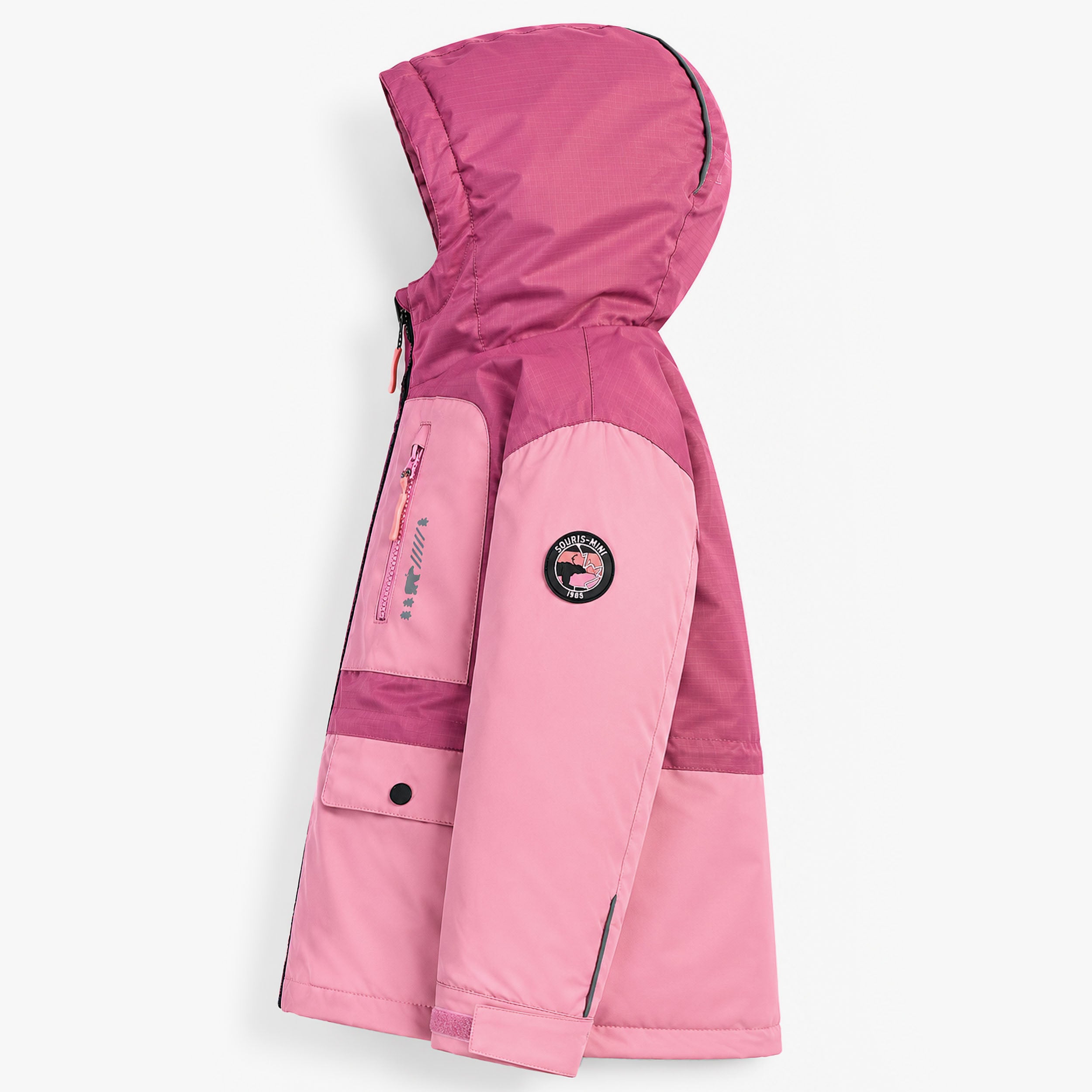 Profil d’un manteau de neige pour fille rose à capuche avec éléments réfléchissants, poche fonctionnelle et conception résistante au froid hivernal.