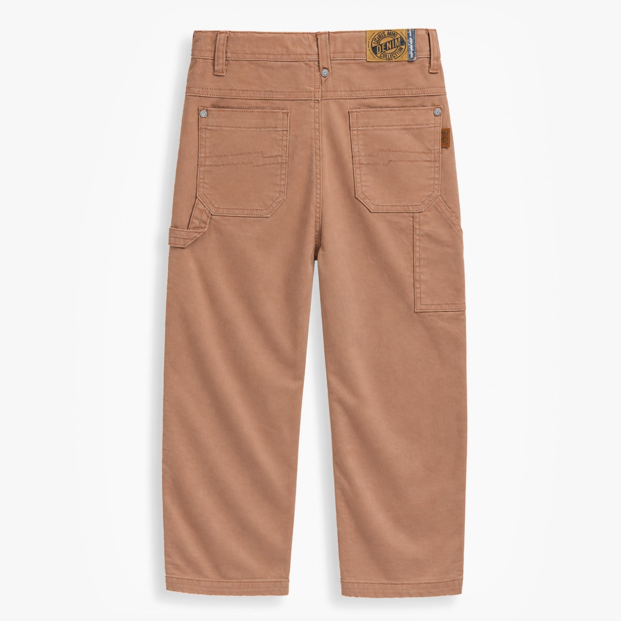 Vue arrière d’un pantalon enfant beige camel avec poches plaquées et détails utilitaires.