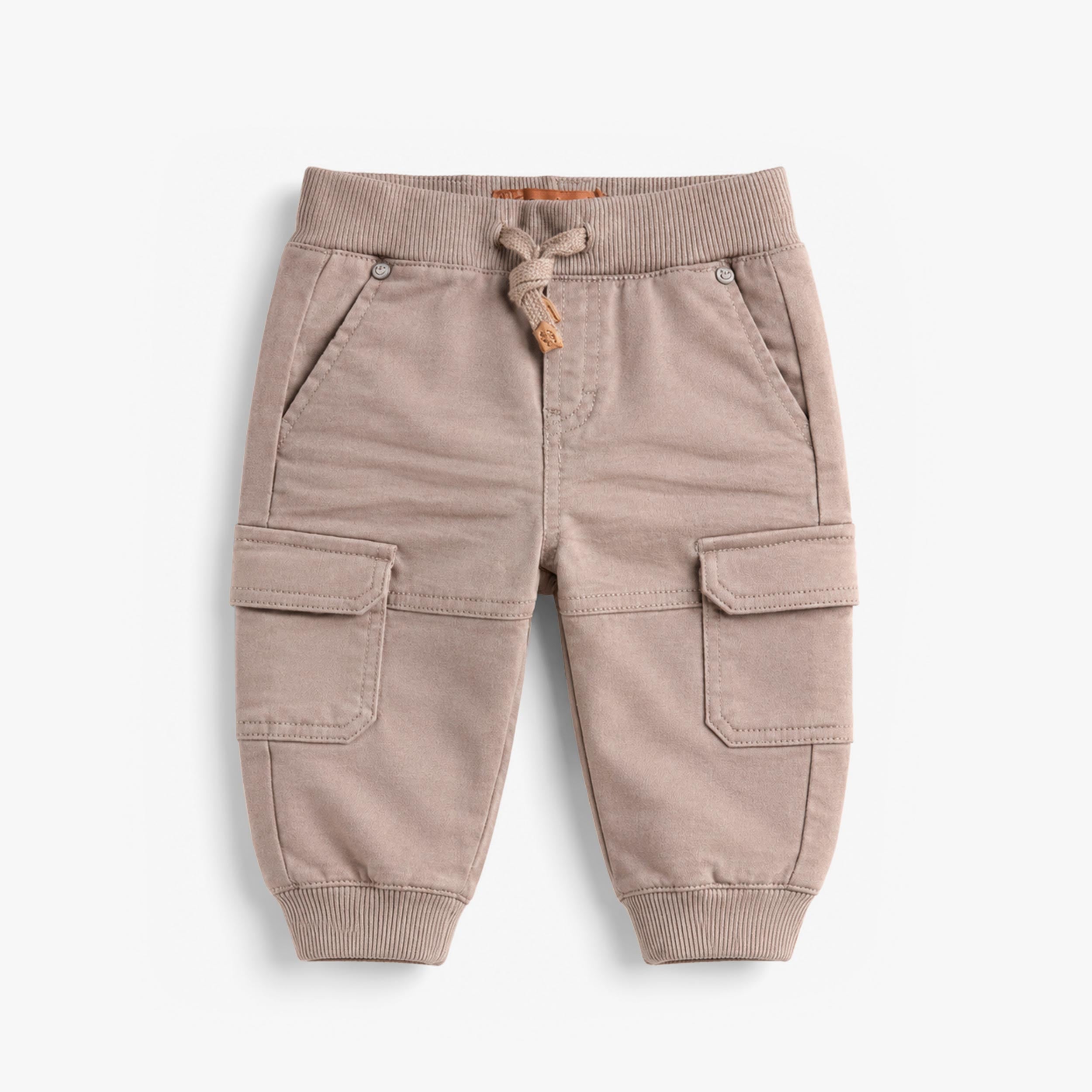 Pantalon jogger bébé beige sable avec taille élastique à cordon et poches cargo latérales, vue de face. - Souris Mini