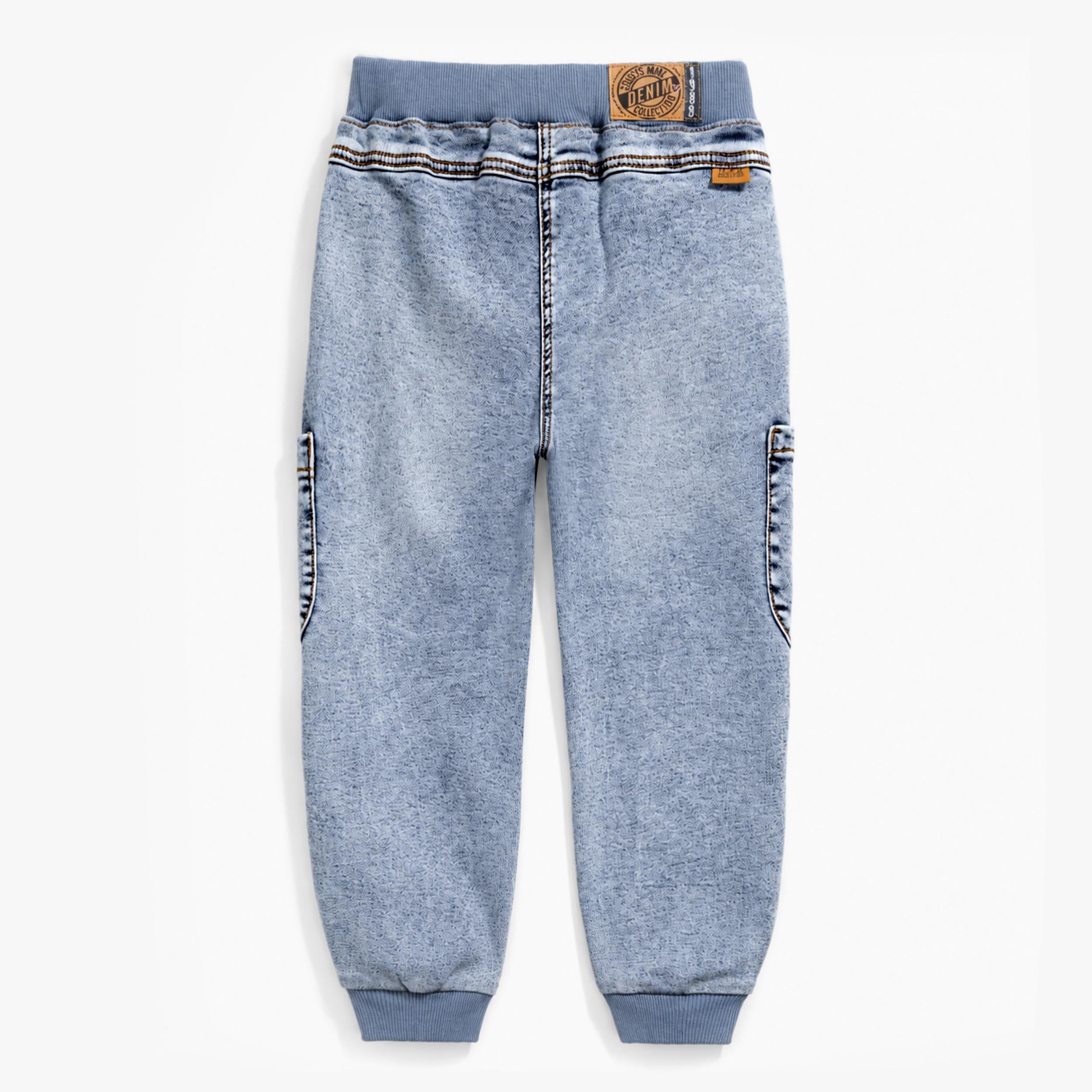 Vue arrière d’un pantalon jogger enfant en denim bleu clair délavé avec taille élastiquée et bas de jambes resserrés.