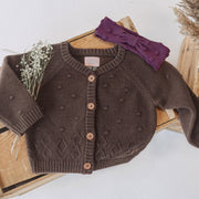 Veste de maille brun foncé avec motif dans la maille, bébé || Dark brown knitted vest with pattern in the knit, baby