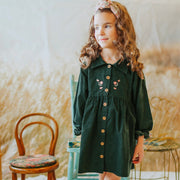 Robe vert foncé avec broderies en velours côtelé, enfant || Dark green dress with embroideries in corduroy, child