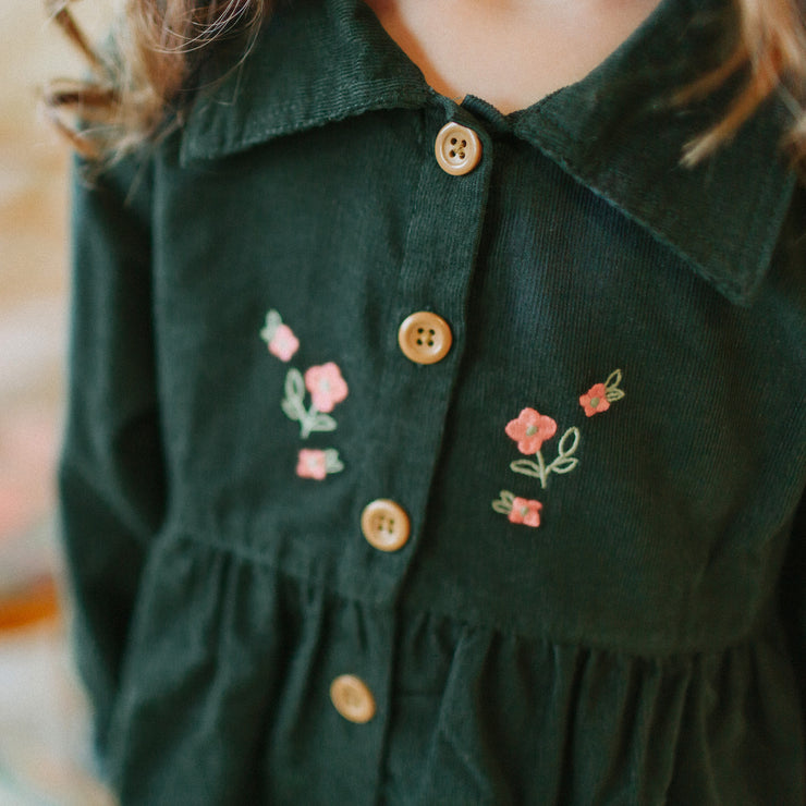 Robe vert foncé avec broderies en velours côtelé, enfant || Dark green dress with embroideries in corduroy, child