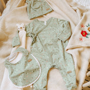 Pyjama vert pâle avec fleurs roses en coton biologique, naissance || Light green pajama with pink flowers in organic cotton, newborn