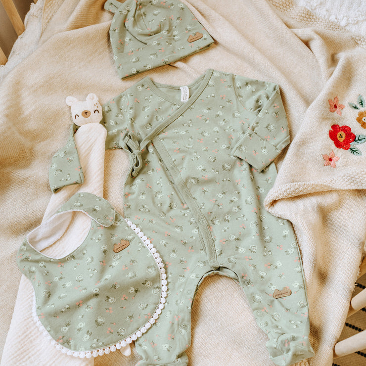 Couverture beige avec des fleurs dans les coins en maille, naissance || Beige knitted blanket with flowers in the corners, newborn
