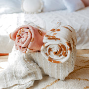 Couverture crème à motif pain d’épices en molleton duveteux, enfant || Cream blanket with an all over print of gingermen in soft fleece, child
