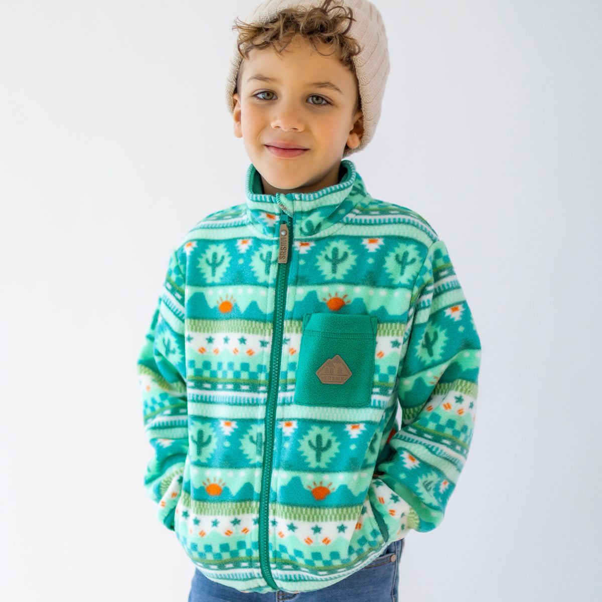 Enfant portant une polaire zippée Souris Mini à motifs verts avec poche poitrine.