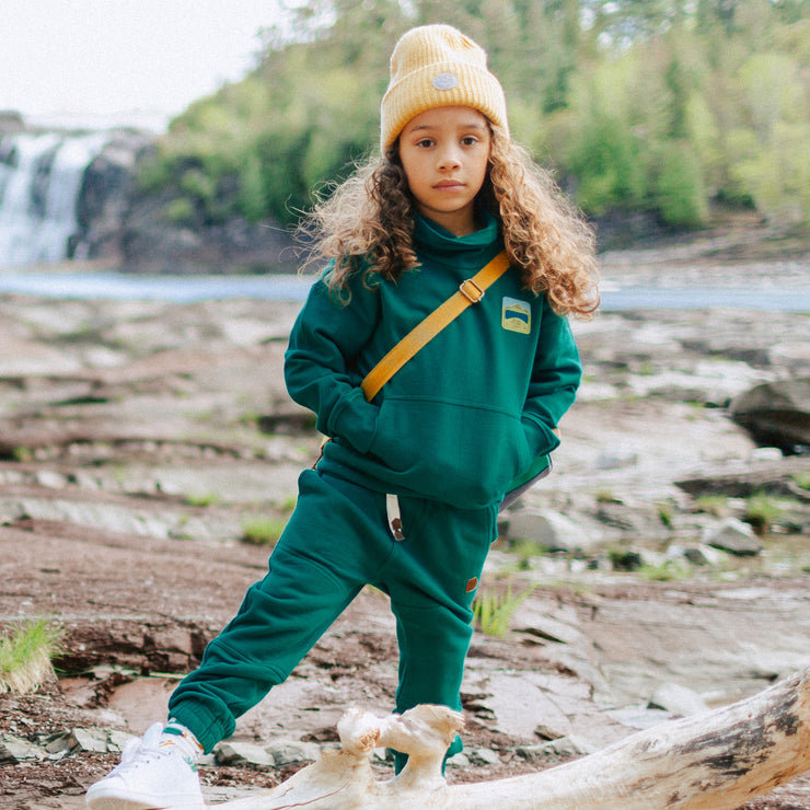 Chandail vert à manches longues et col montant en coton ouaté, enfant || Green sweater with long sleeves and high collar in cotton, child