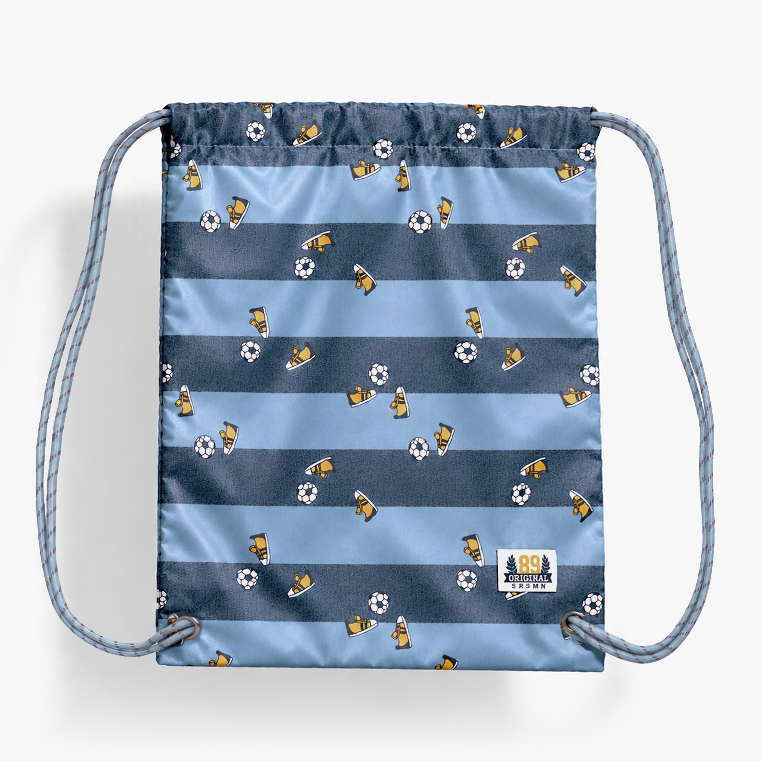 Vue arrière d’un sac de gym enfant bleu à cordon avec motif football, ballons et chaussures de sport.