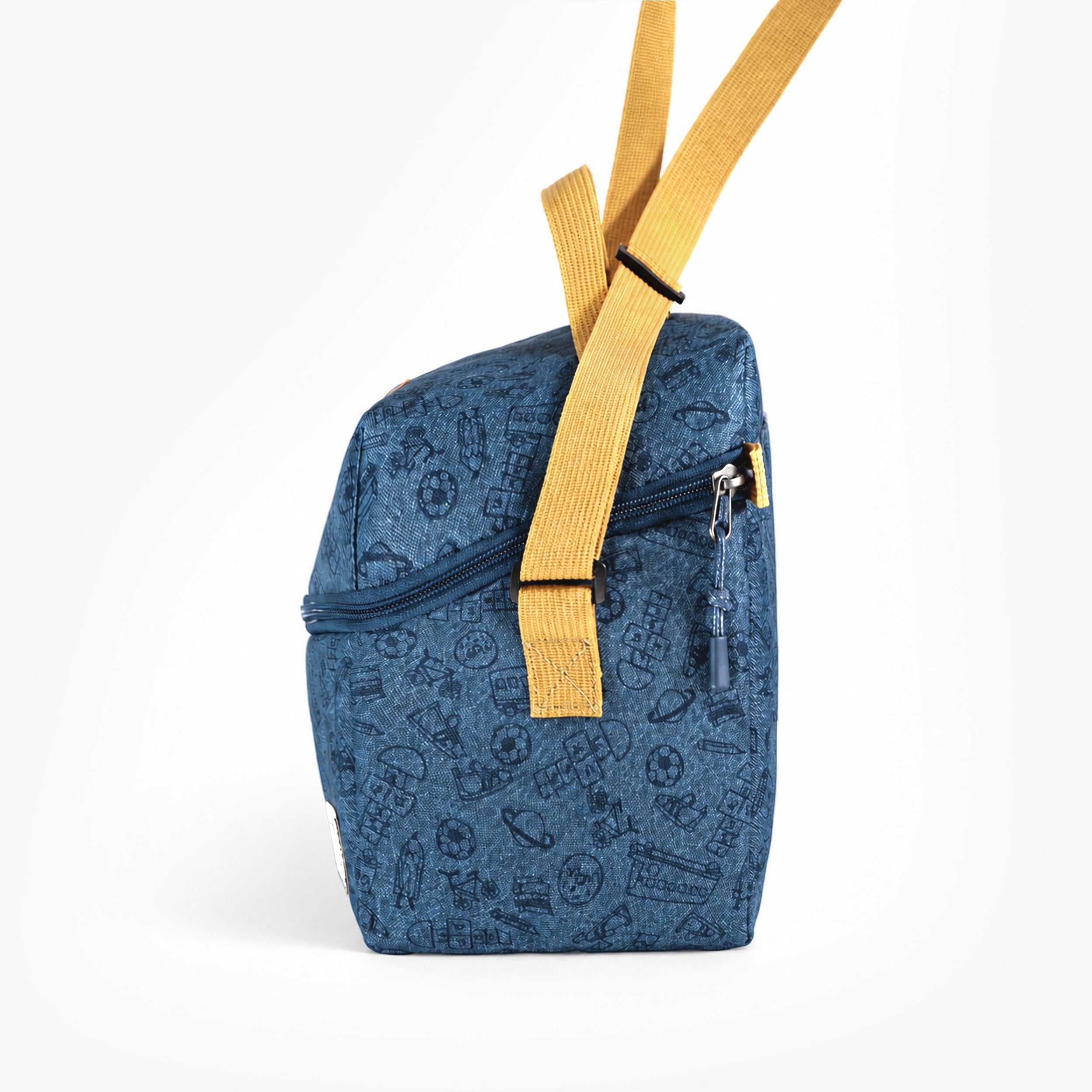 Vue latérale d’un sac isotherme enfant bleu avec bandoulière jaune réglable et fermeture zippée.