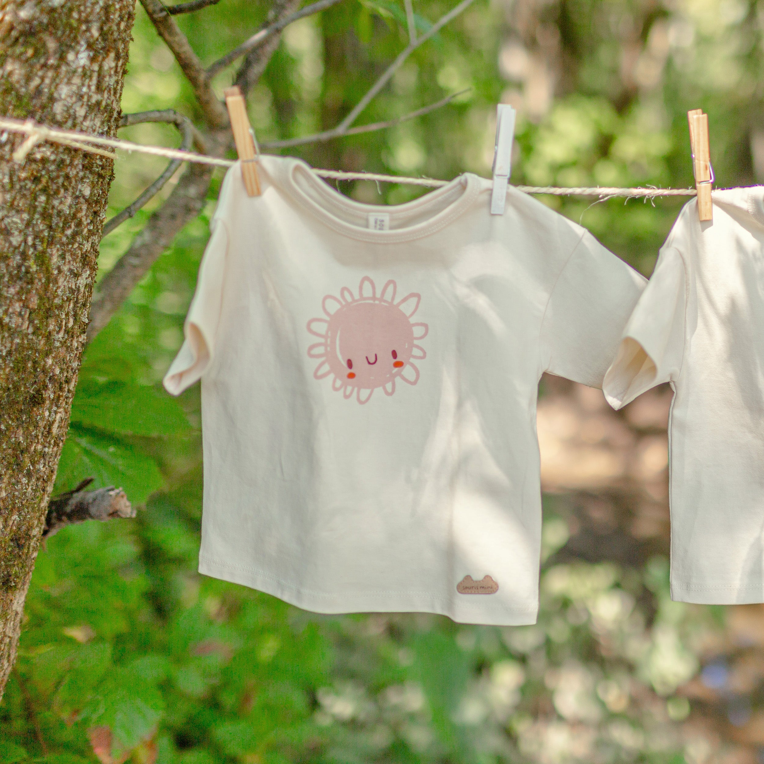 Look du t-shirt crème en coton biologique coupe droite, naissance