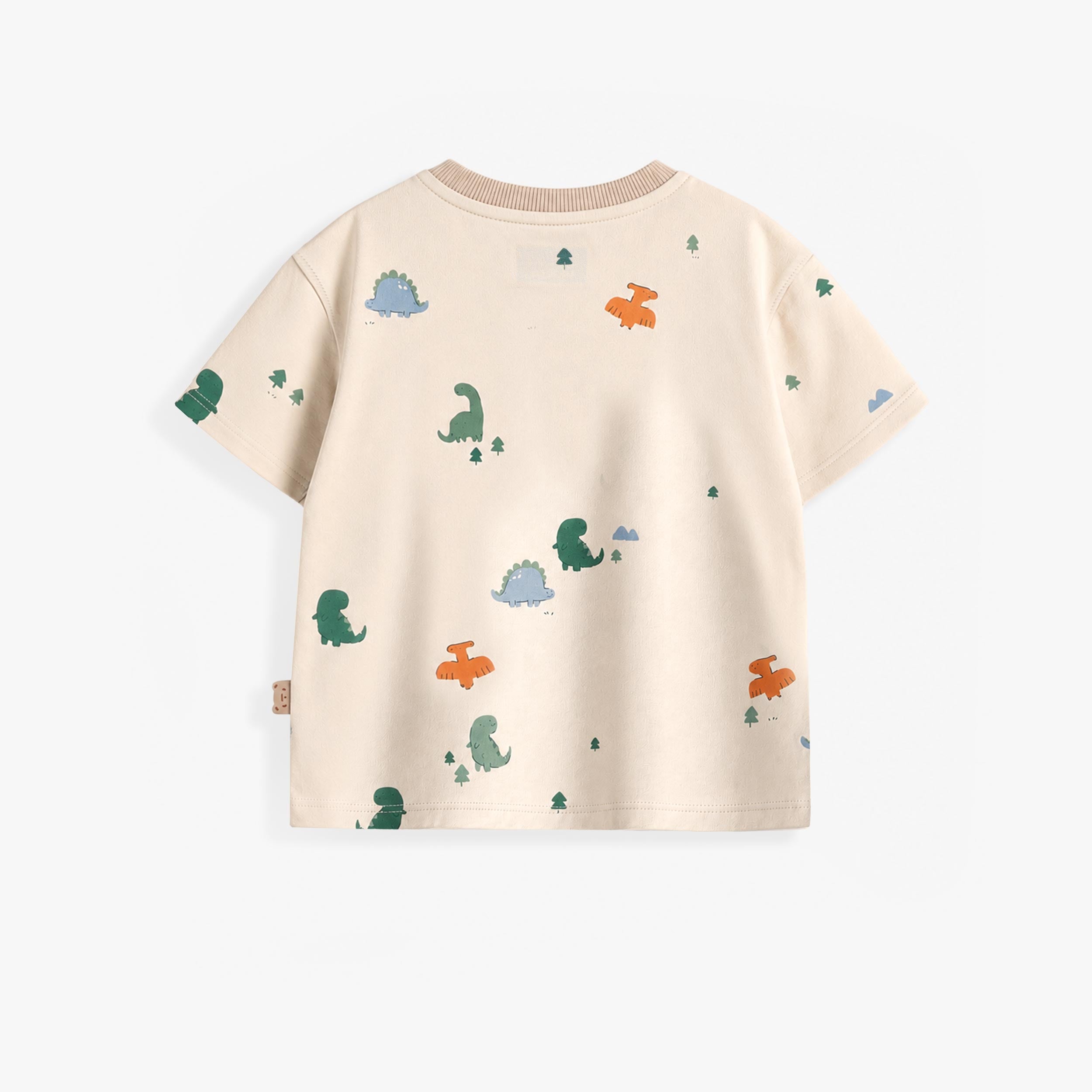 Vue arrière d’un t-shirt bébé écru à motifs dinosaures colorés