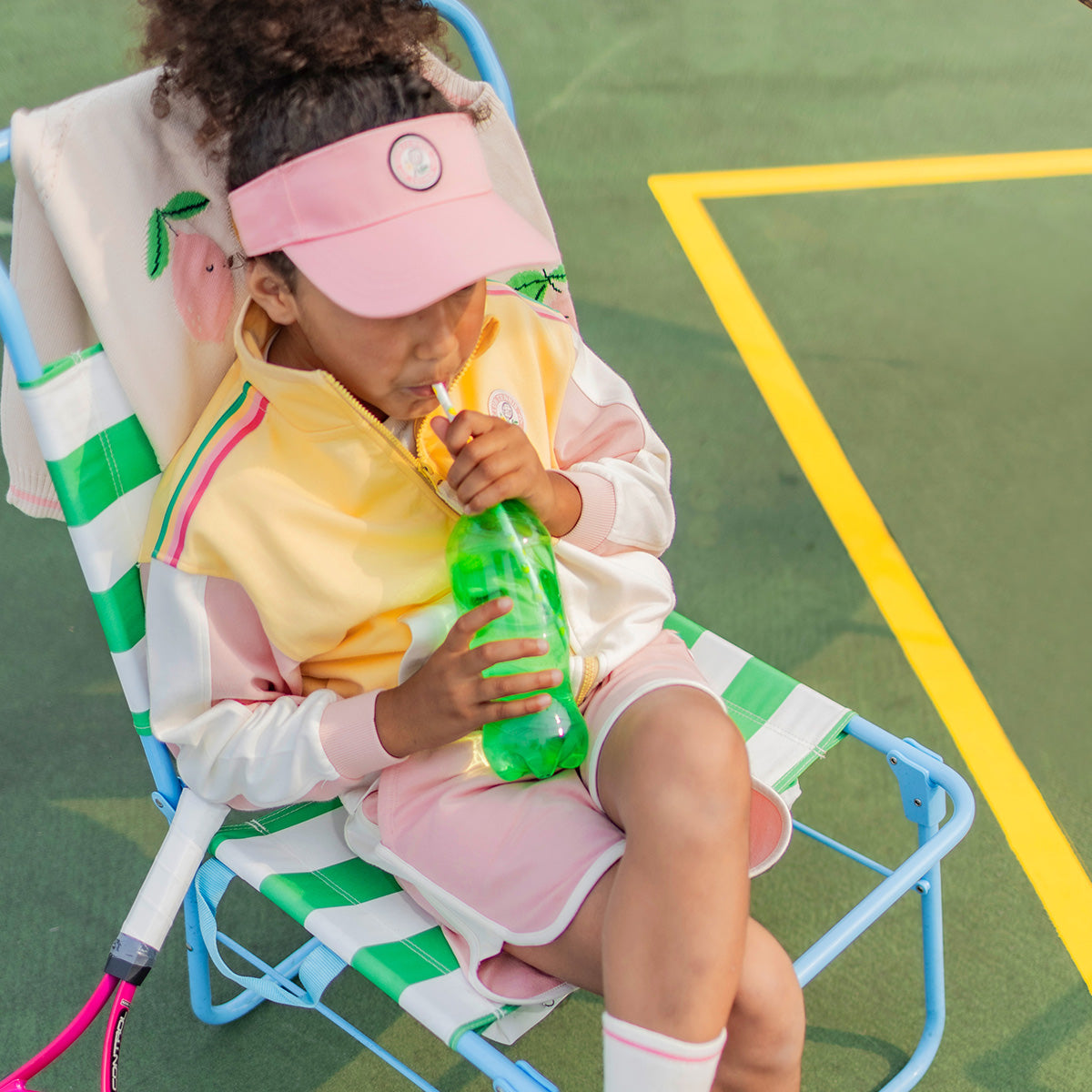 Photo d'un enfant portant le short rose en coton français au look sportif, enfant