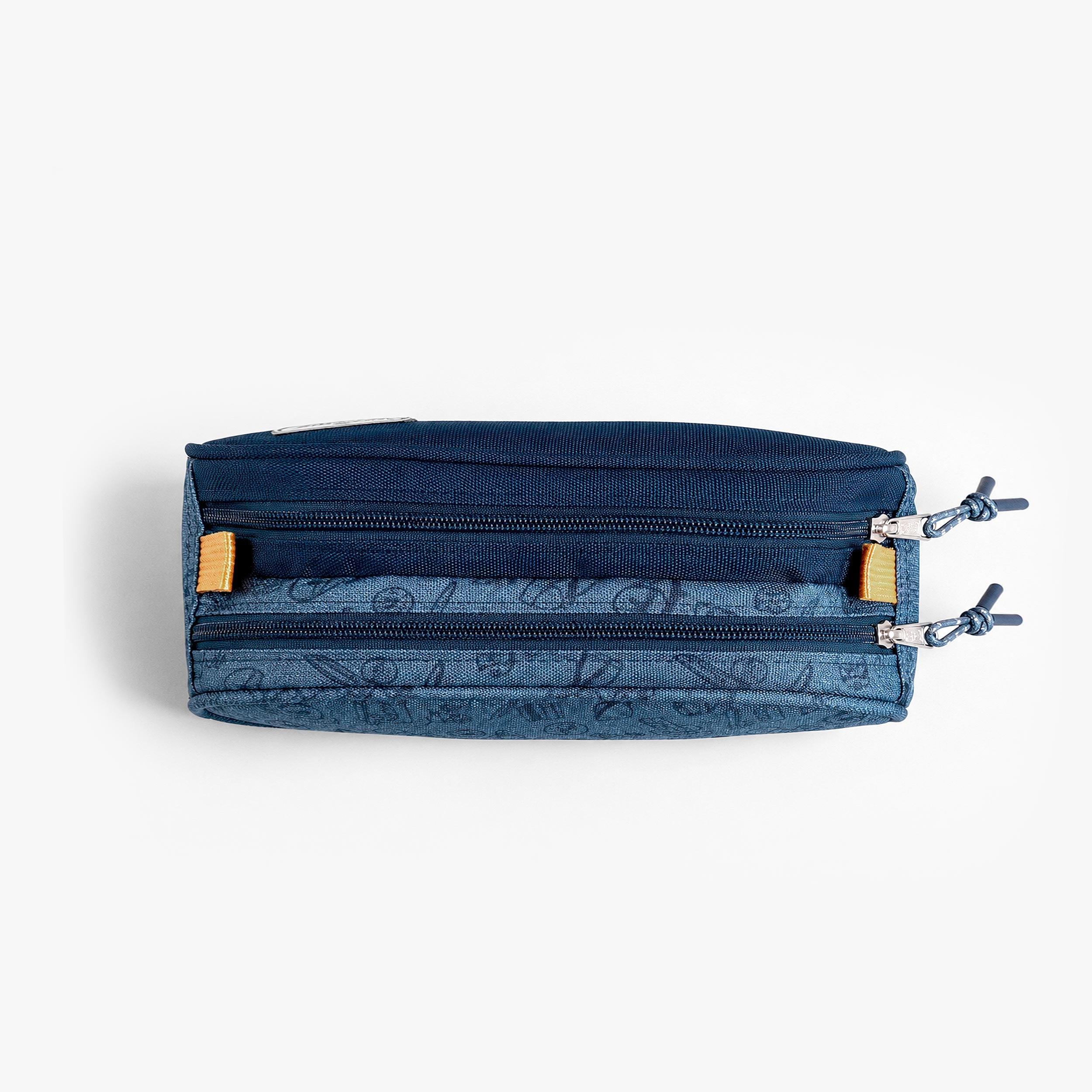 Vue de dessus d’une trousse scolaire enfant bleue montrant ses deux compartiments zippés indépendants.