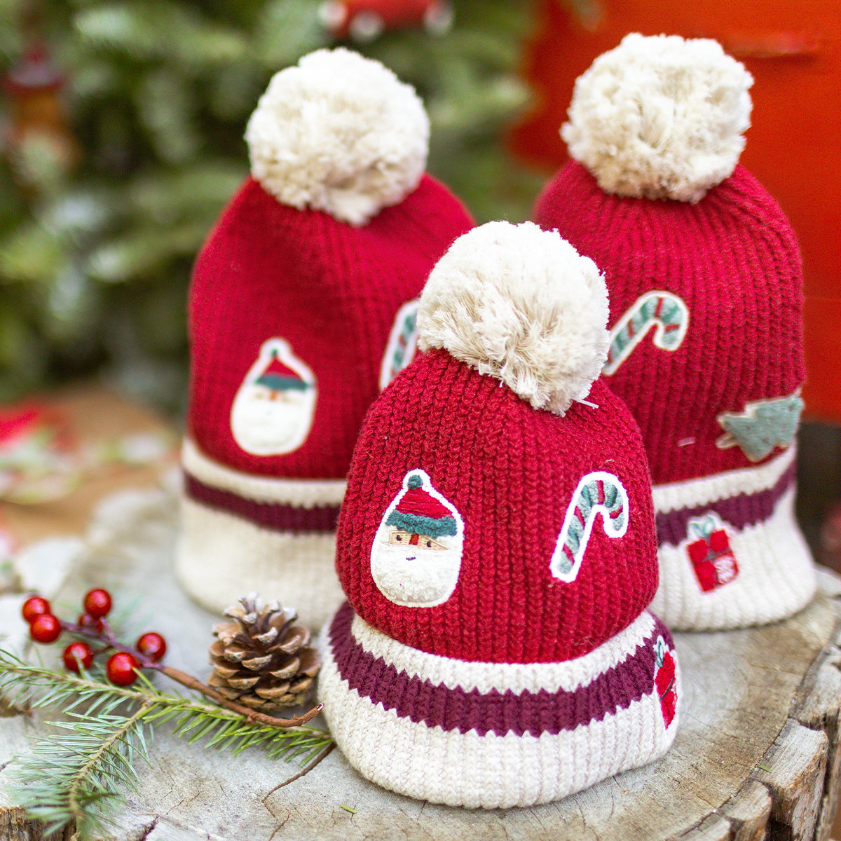 Ensemble de tuques rouges Souris Mini avec pompon et motifs de Noël, incluant Père Noël, canne de bonbon et cadeaux, parfaites pour la famille.