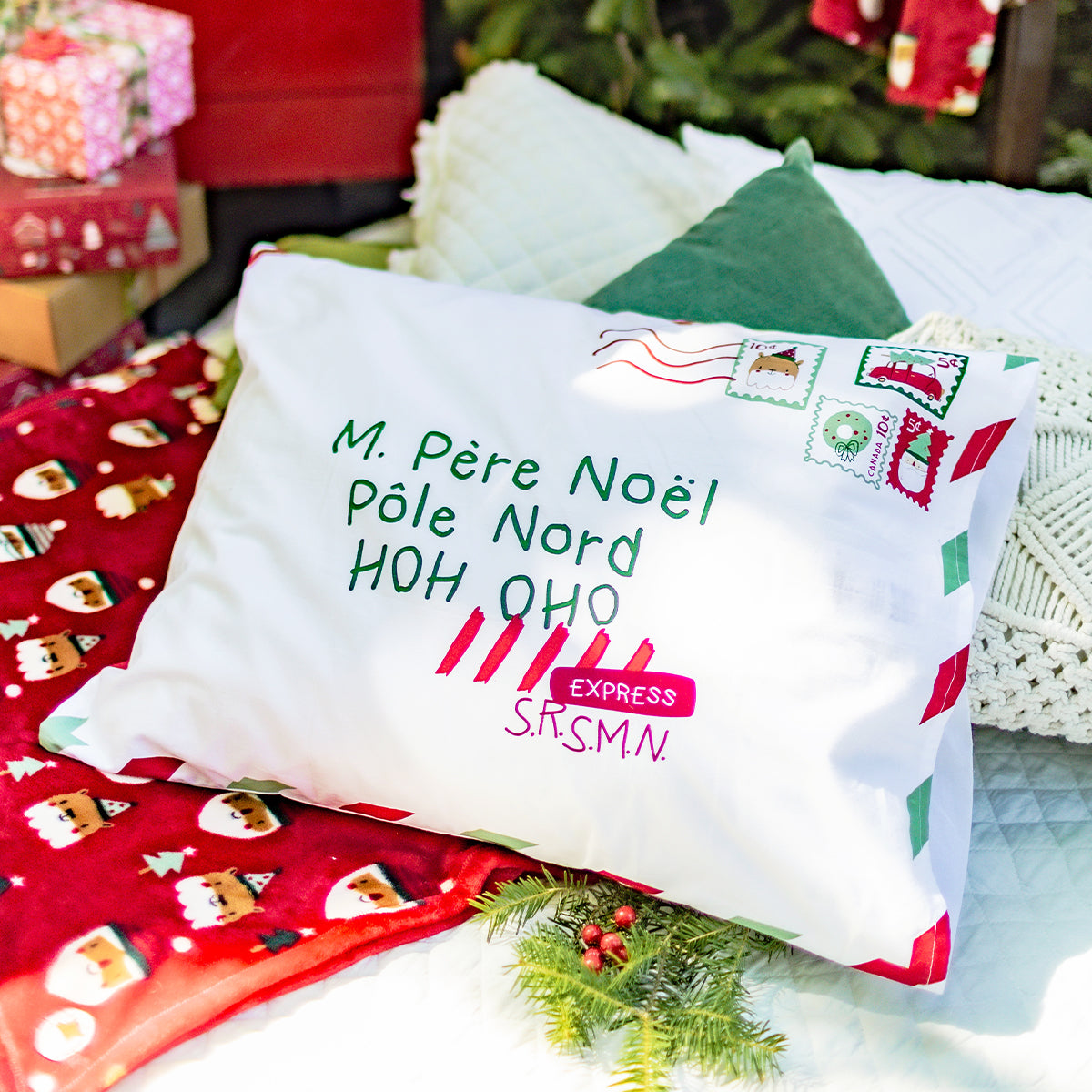 Verso du coussin de Noël Souris Mini avec illustration du Père Noël et inscription « Ho! Ho! Ho! », décor festif avec cadeaux, sapins et petites maisons.