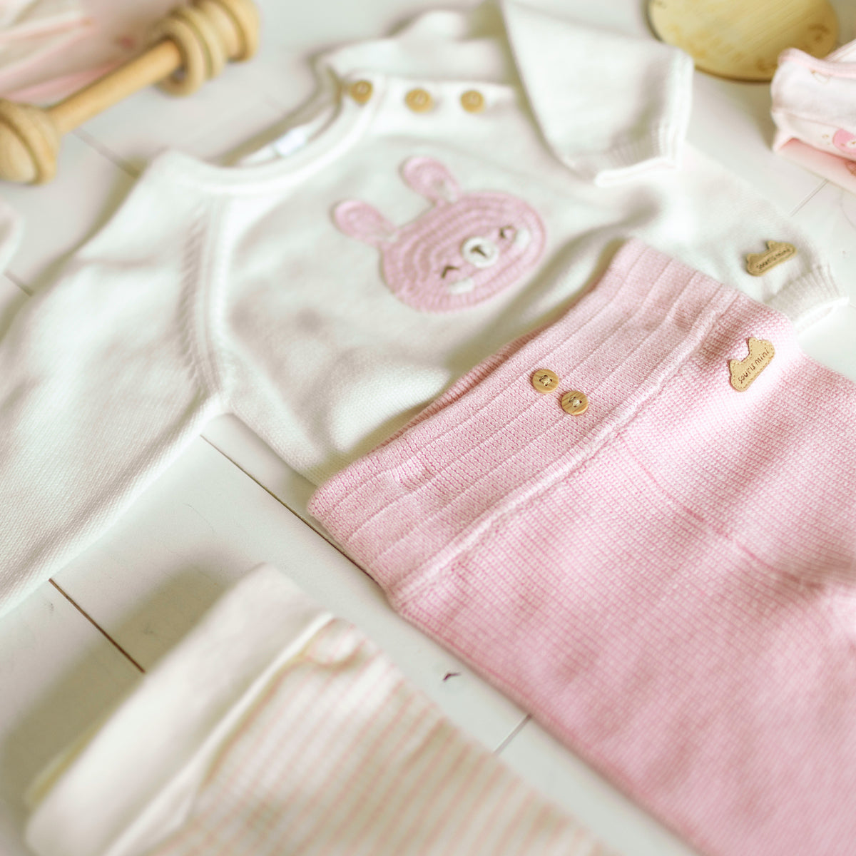 Chandail crème en maille avec lapin rose  et pantalon rose en maille pour naissance
