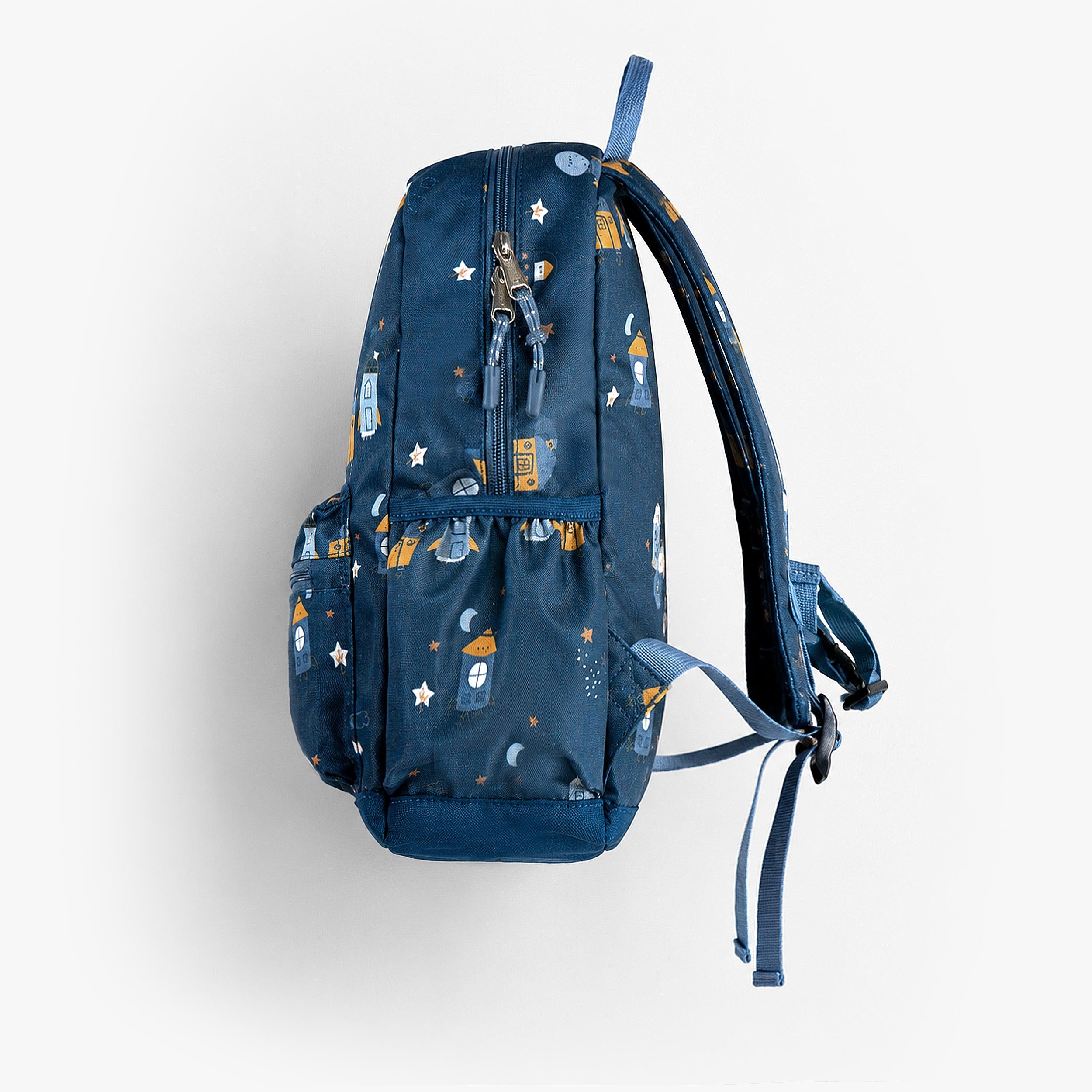 Profil du sac à dos enfant bleu marine avec imprimé ludique, poche latérale élastique et bretelles réglables confortables