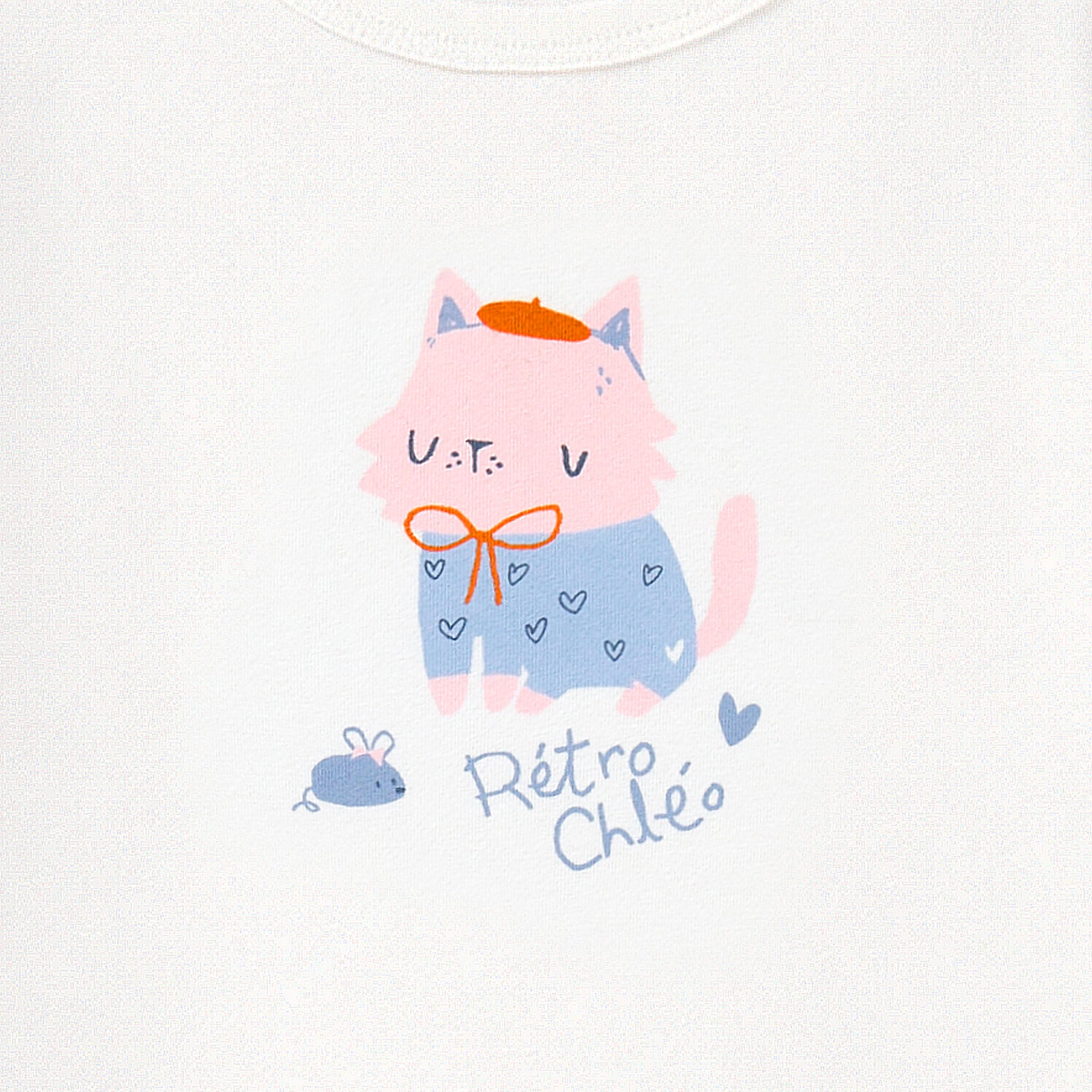 Zoom détails du t-shirt blanc avec illustration de chat, bébé