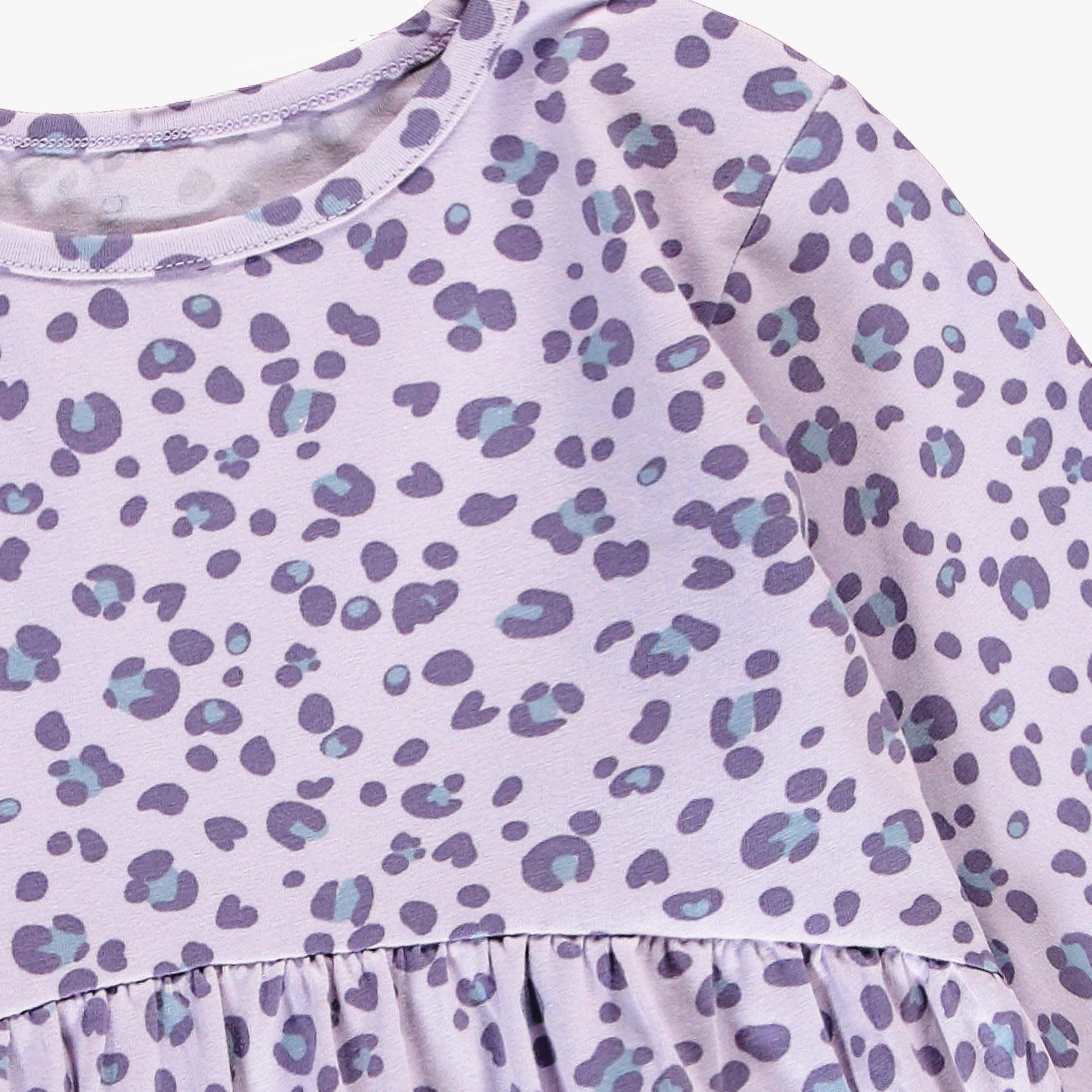 Détail motif léopard violet sur robe enfant fille avec tissu doux et finition froncée élégante