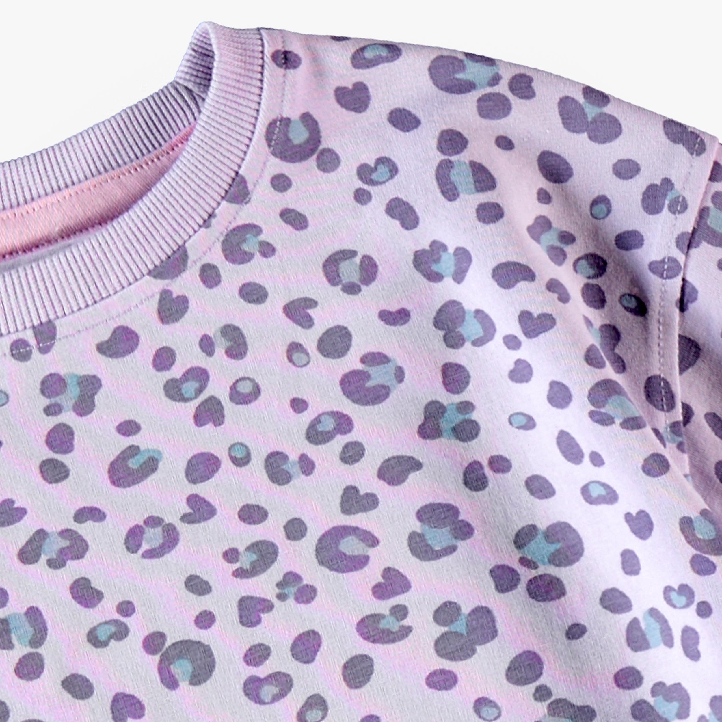 Détail imprimé léopard violet sur t-shirt enfant fille avec finition col rond et tissu doux en coton