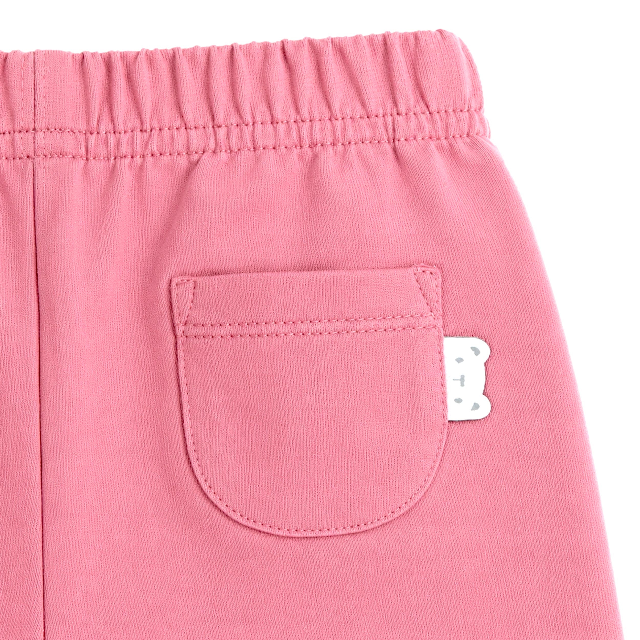 Zoom sur la poche arrière du pantalon jogging rose bébé en coton doux